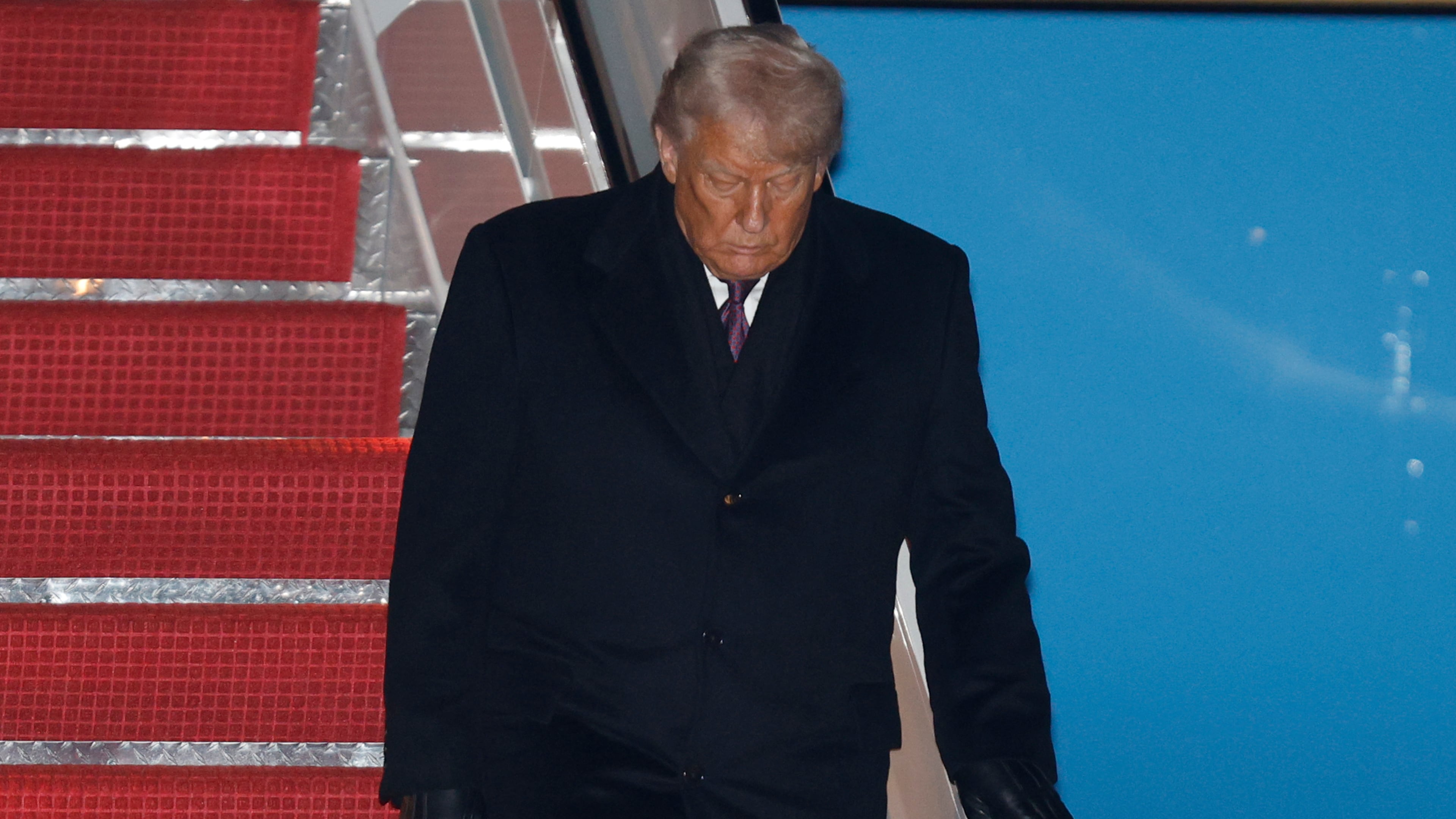 President Donald Trump walks down the stairs of Air Force One upon his arrival at Joint Base Andrews, Md., Thursday, Jan. 22, 2026, after returning from the World Economic Forum in Davos.(AP Photo/Luis M. Alvarez)