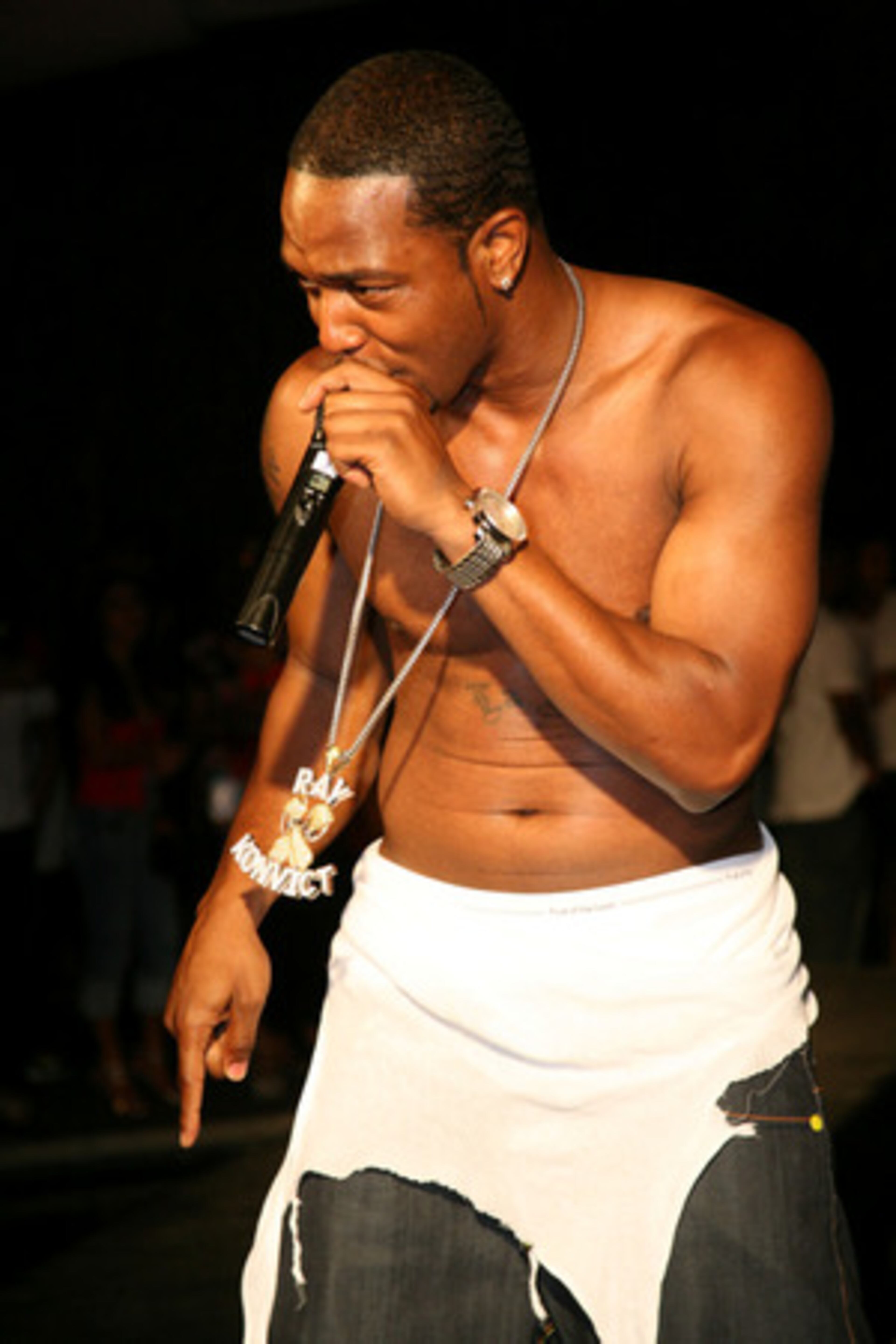 Ray Lavender woos the women in the crowd as he sings "Stay."