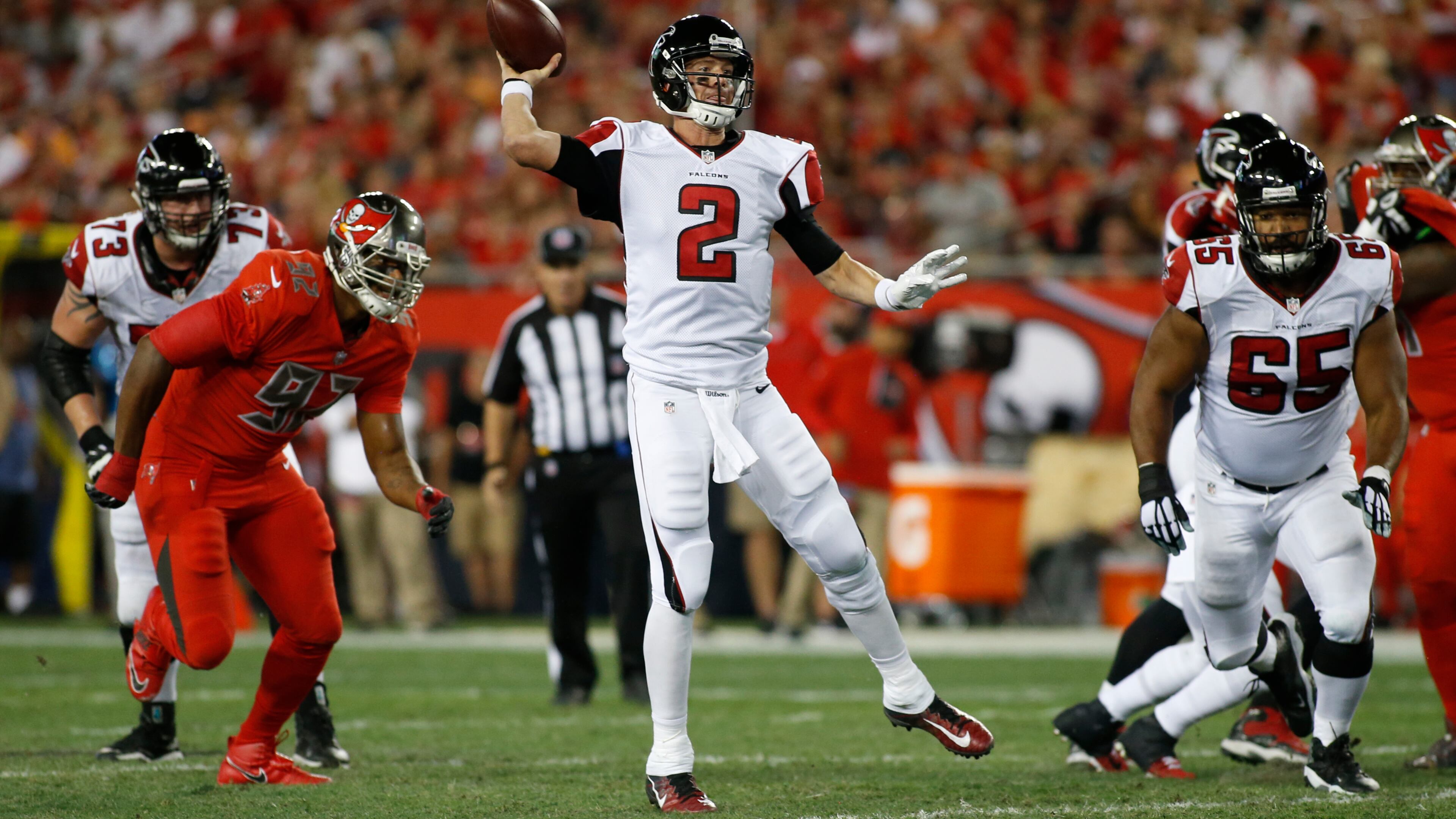 Quarterback Matt Ryan #2 of the Atlanta Falcons throws a 32-yard touchdown pass to tight end Levine Toilolo during the first quarter of an NFL game against the Tampa Bay Buccaneers on November 3, 2016 at Raymond James Stadium in Tampa, Florida. (Photo by Brian Blanco/Getty Images)