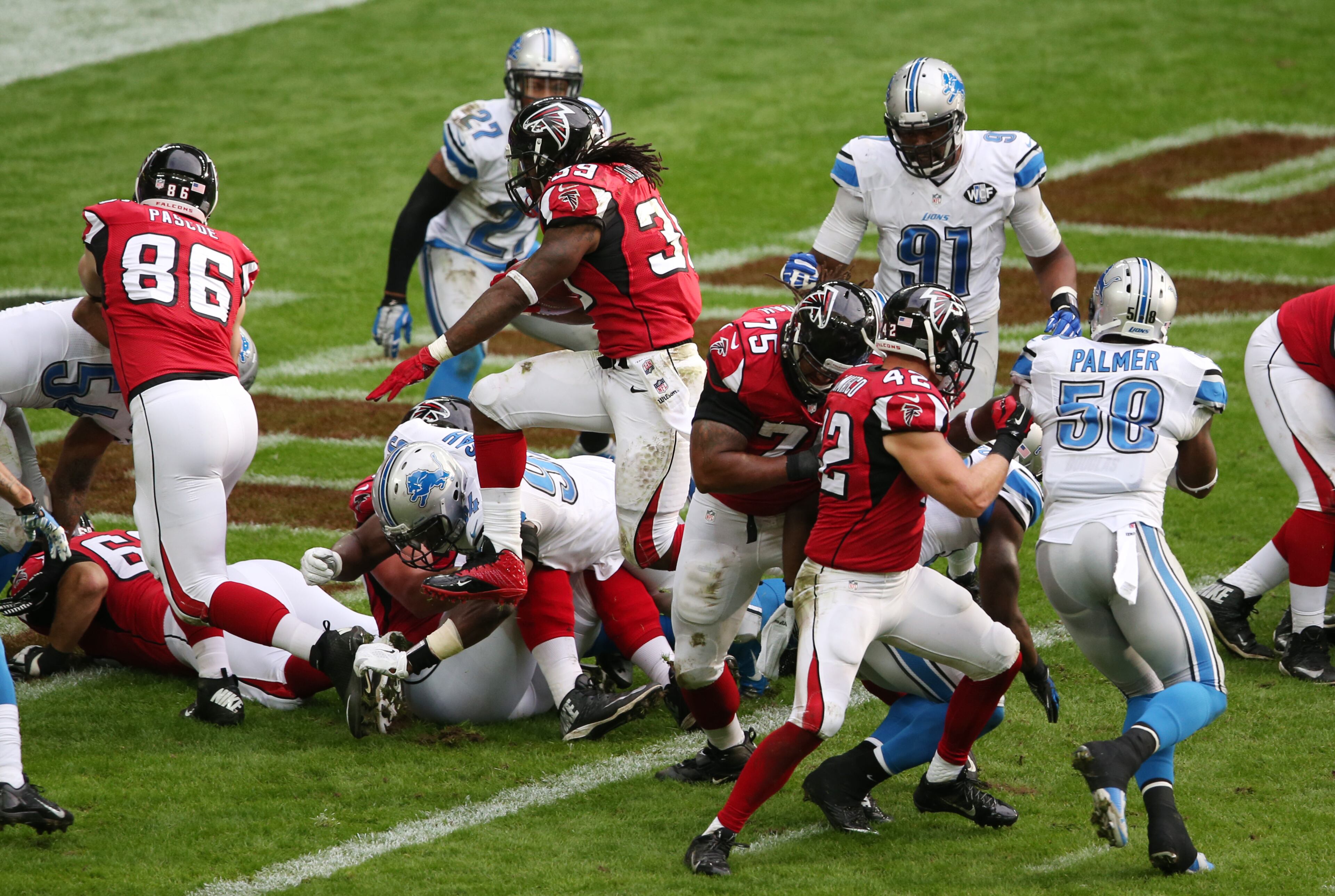 Detroit Lions v Atlanta Falcons, NFL International Series at Wembley Stadium in London. 26/10/14, photo: DAVE SHOPLAND /NFL Atlanta Falcon's Running Back Steven Jackson (centre )scores 3rd Touchdown of the game and goes past 1000 yards rushing