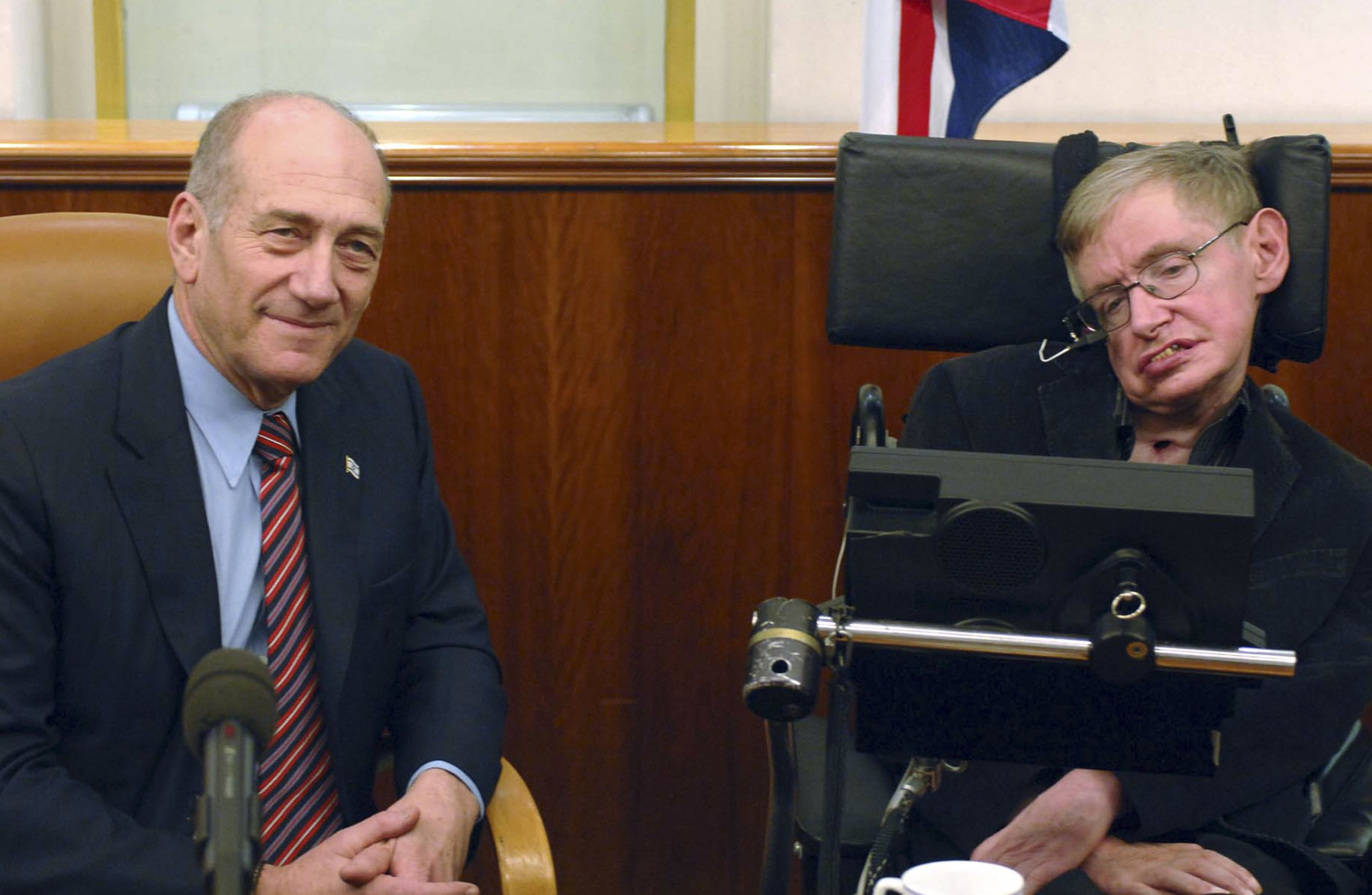 JERUSALEM, ISRAEL - DECEMBER 10: (ISRAEL OUT) In this handout image supplied by Israeli Government Press Office (GPO), Israeli Prime Minister Ehud Olmert (L) meets with British scientist Stephen Hawking December 10, 2006 in Jerusalem, Israel. Hawking is on a week long visit to the region. (Photo by Moshe Milner/GPO via Getty Images)