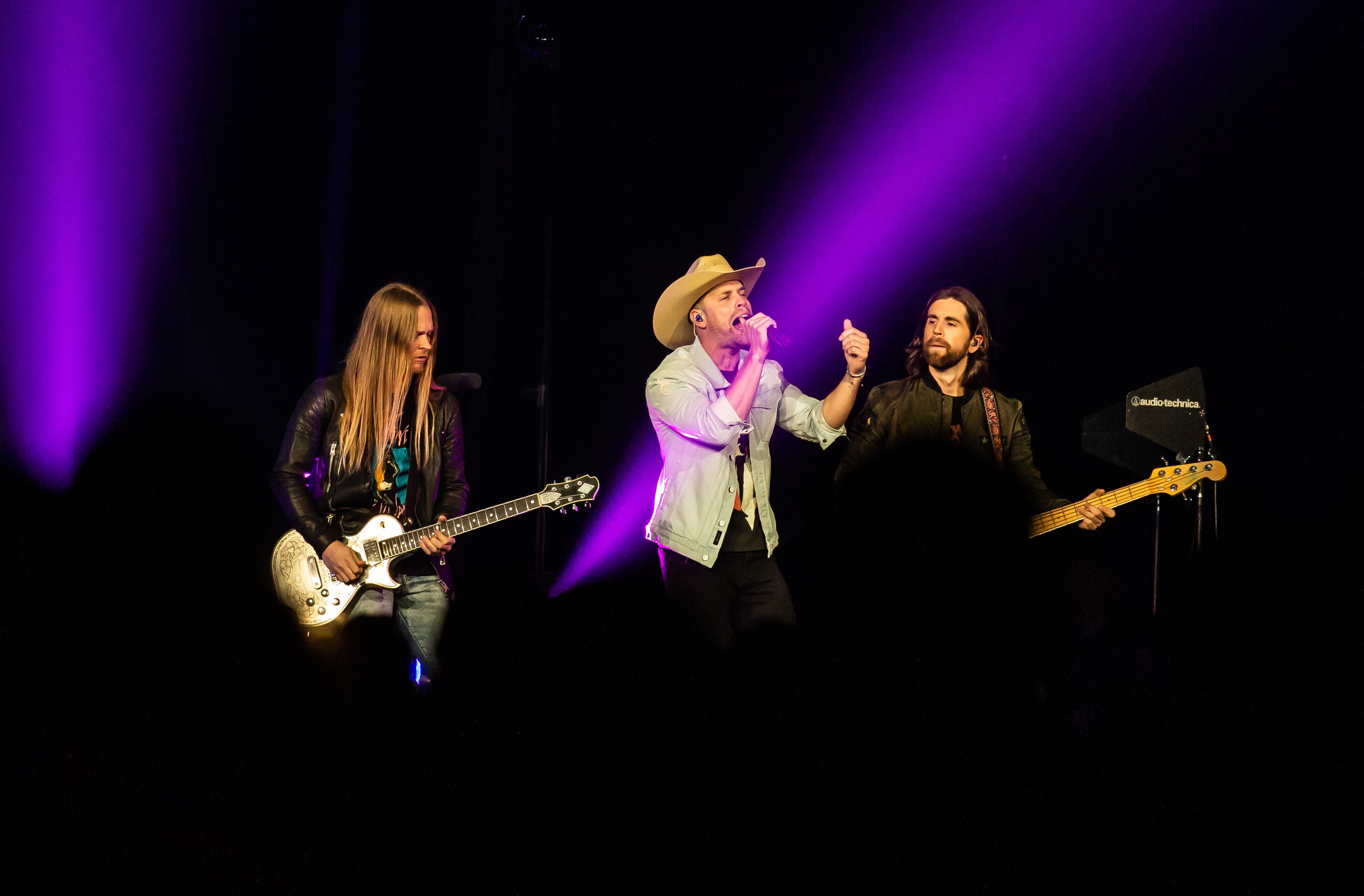 Dustin Lynch performs at Infinite Energy Arena on Nov. 29, 2018.