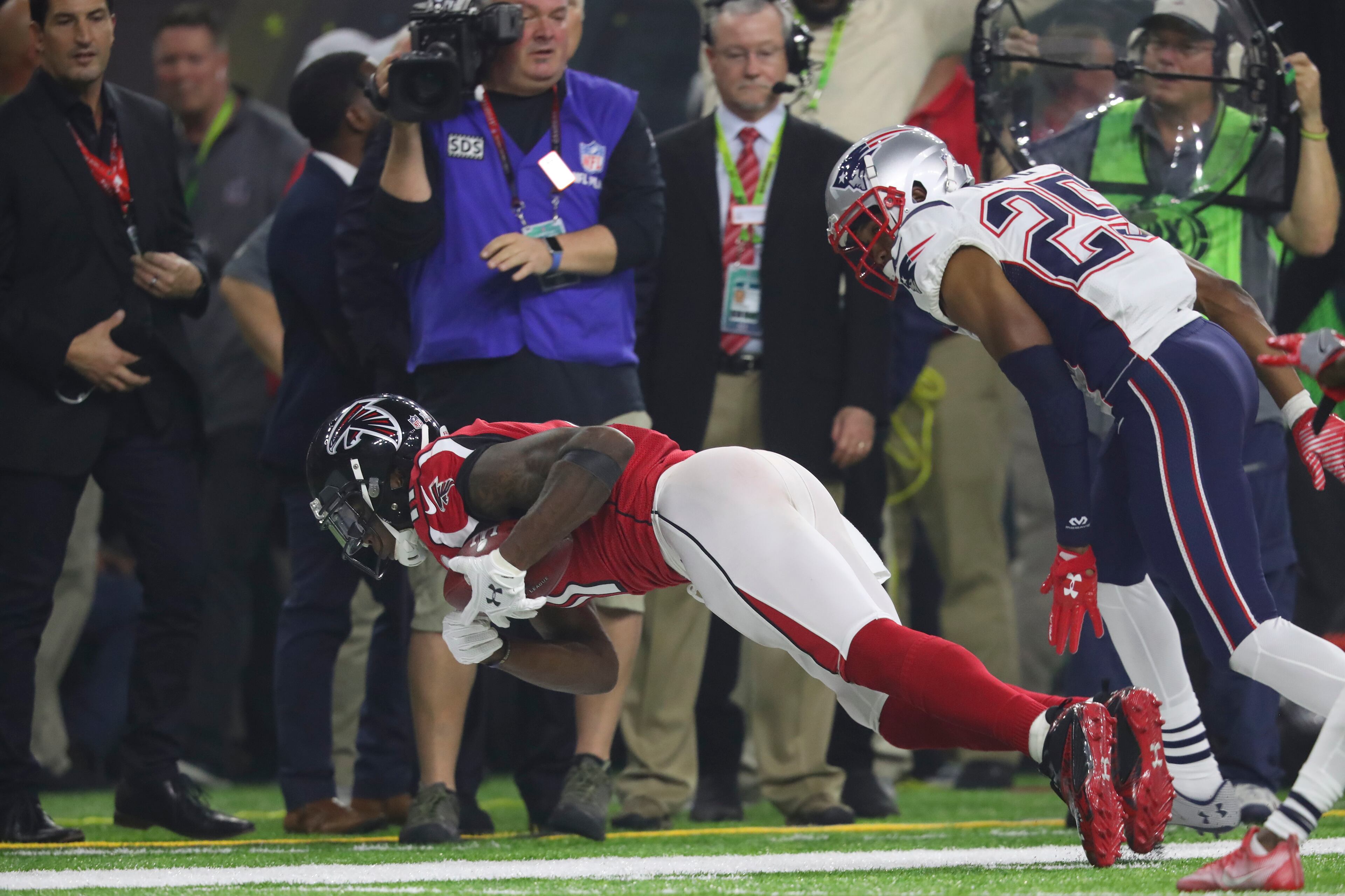 Julio Jones (11), wide receiver for the Atlanta Falcons, makes a catch against Eric Rowe (25), cornerback for the New England Patriots, during Super Bowl LI at the NRG Stadium in Houston, Feb. 5, 2017. (Chang W. Lee/The New York Times)