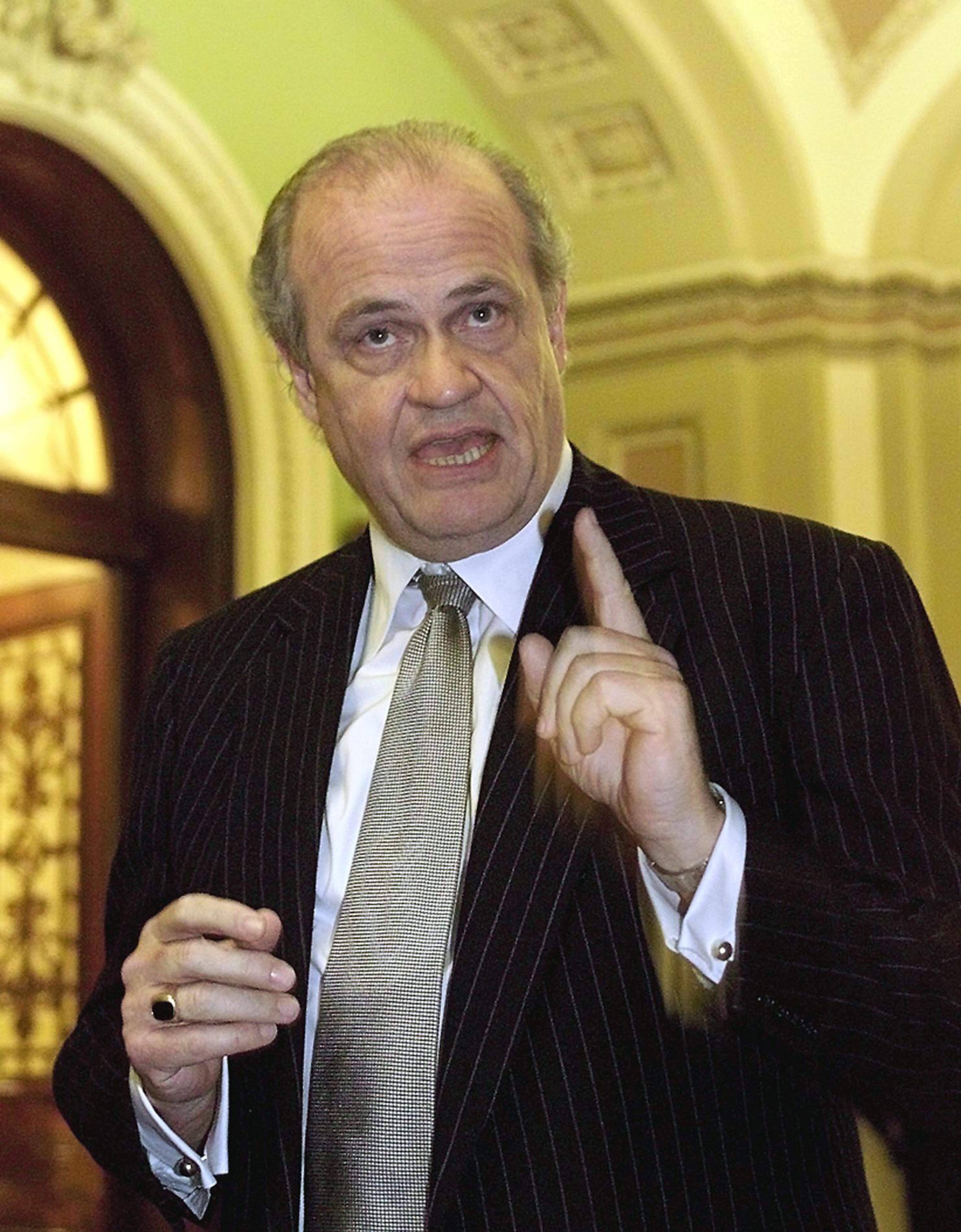 WASHINGTON, : US Senator Fred Thompson (TN-R) informs the press that the Senate plans to vote this evening 28 January on a plan to depose the witnesses in the Impeachment Trial at the US Capitol in Washington DC. The deposing of the witnesses in the Impeachment Trial are scheduled to begin next week. (ELECTRONIC PHOTO) AFP PHOTO/ Joyce NALTCHAYAN (Photo credit should read JOYCE NALTCHAYAN/AFP/Getty Images)