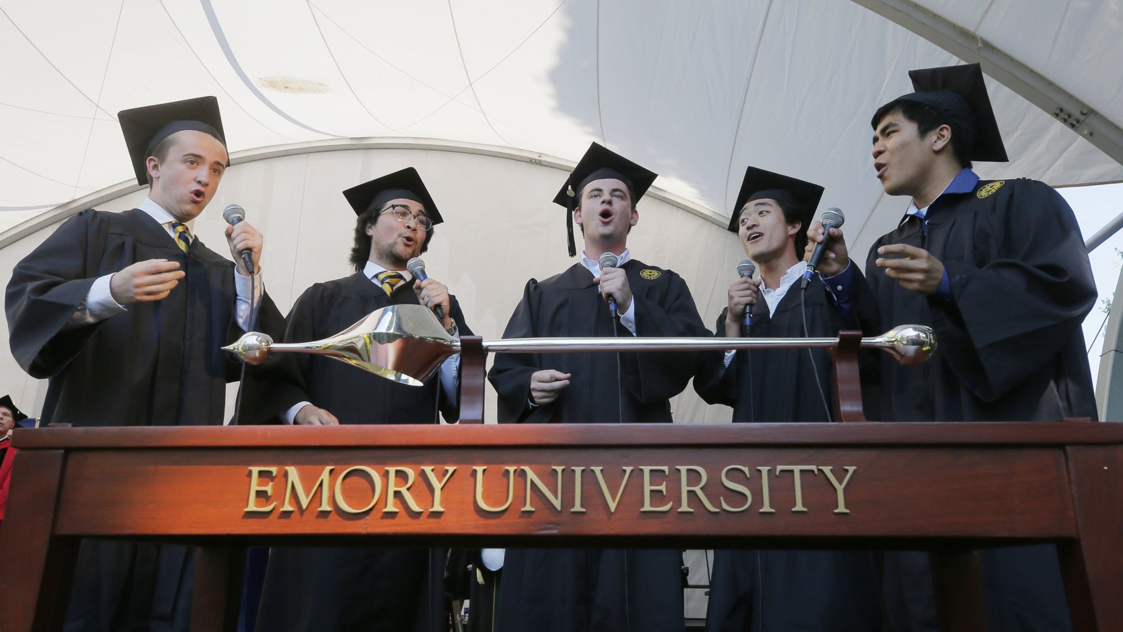 A mix of juniors and graduates sing Emory’s Alma Mater to close its 2018 Commencement. After closing campus in mid-March due to the coronavirus pandemic, Emory is planning in-person classes in the fall. BOB ANDRES / BANDRES@AJC.COM