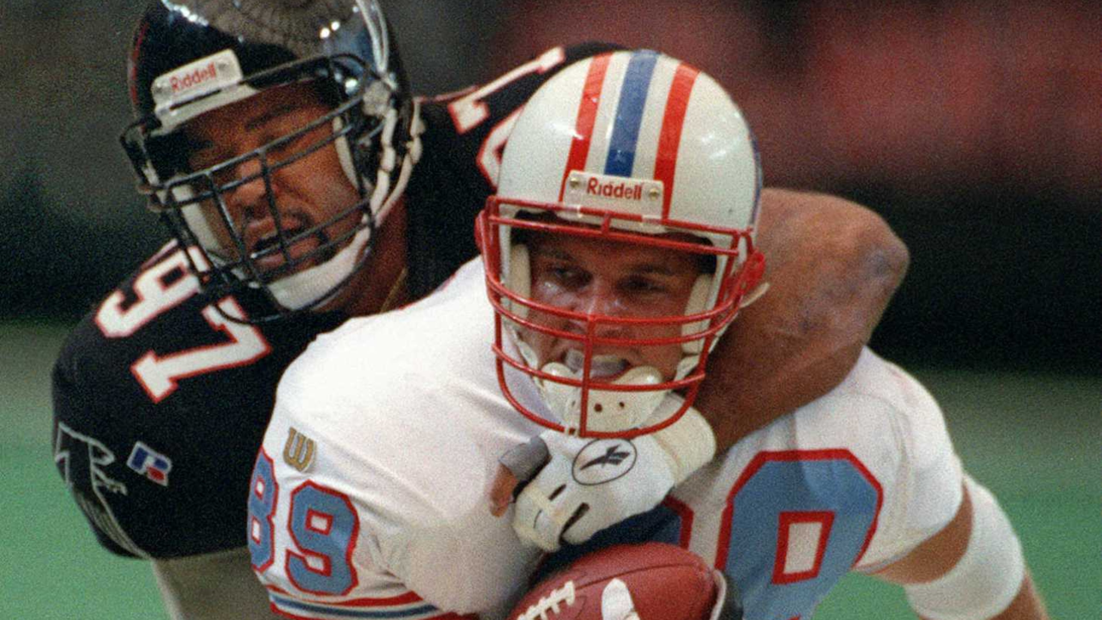 Atlanta Falcon’s linebacker Cornelius Bennett tackles Houston’s Frank Wycheck after a 5-yard gain on a pass in first quarter of a 1996 game at the Georgia Dome. (AJC staff photo/Louie Favorite) 10/96