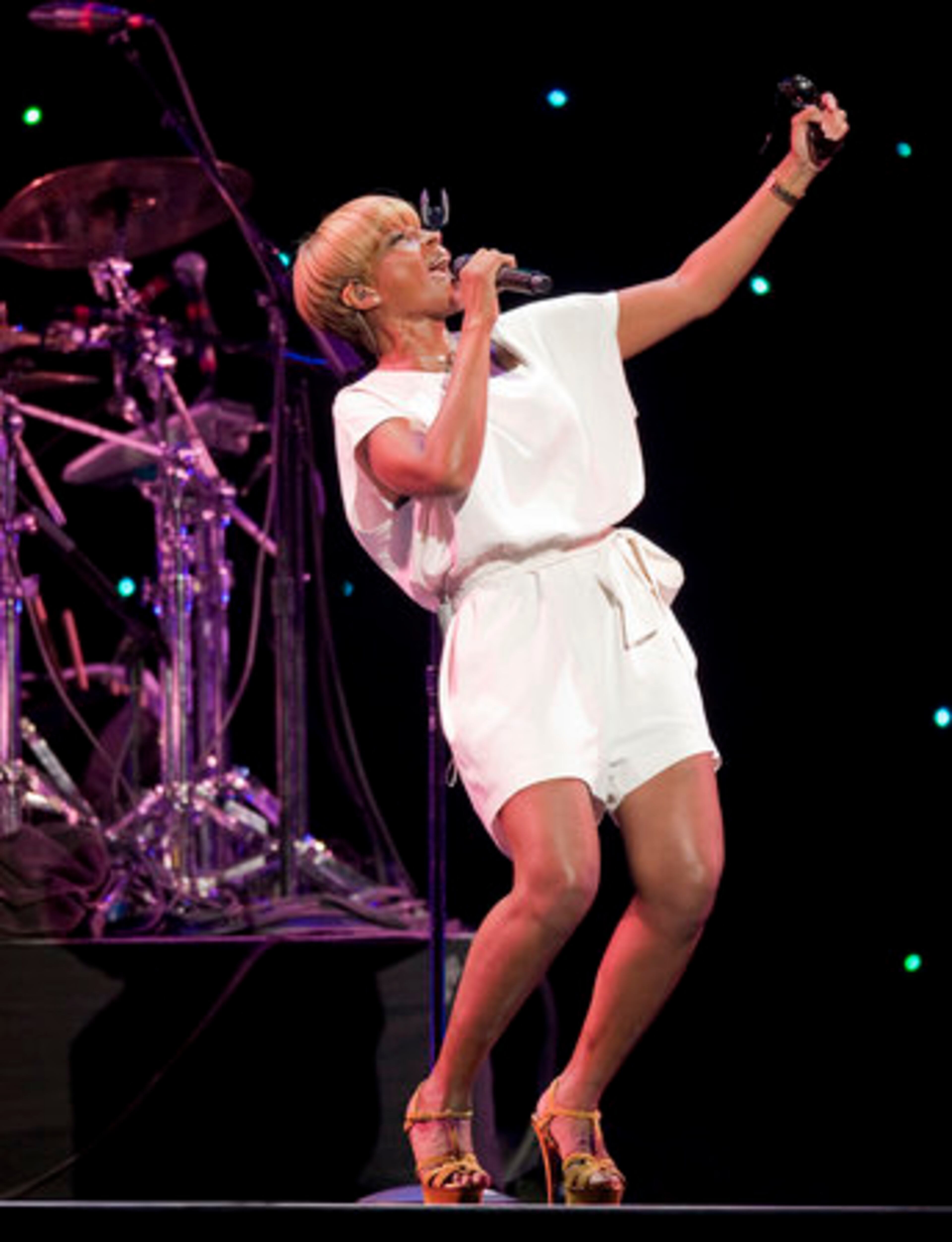 Mary J. Blige performs at the Wal-Mart Stores Inc. annual shareholders meeting in Fayetteville, Arkansas, U.S., on Friday, June 4, 2010.