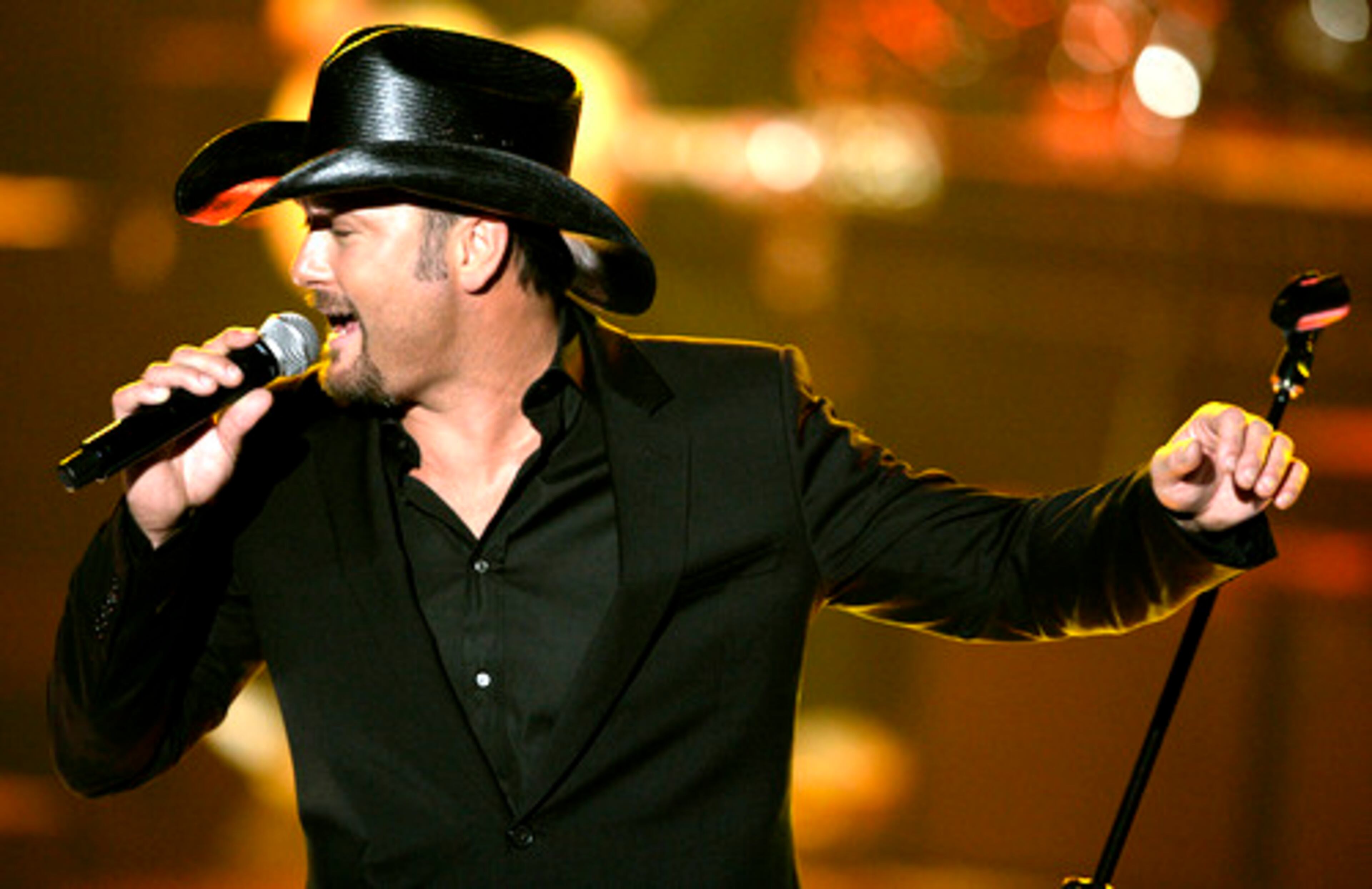 Another man in black, Tim McGraw