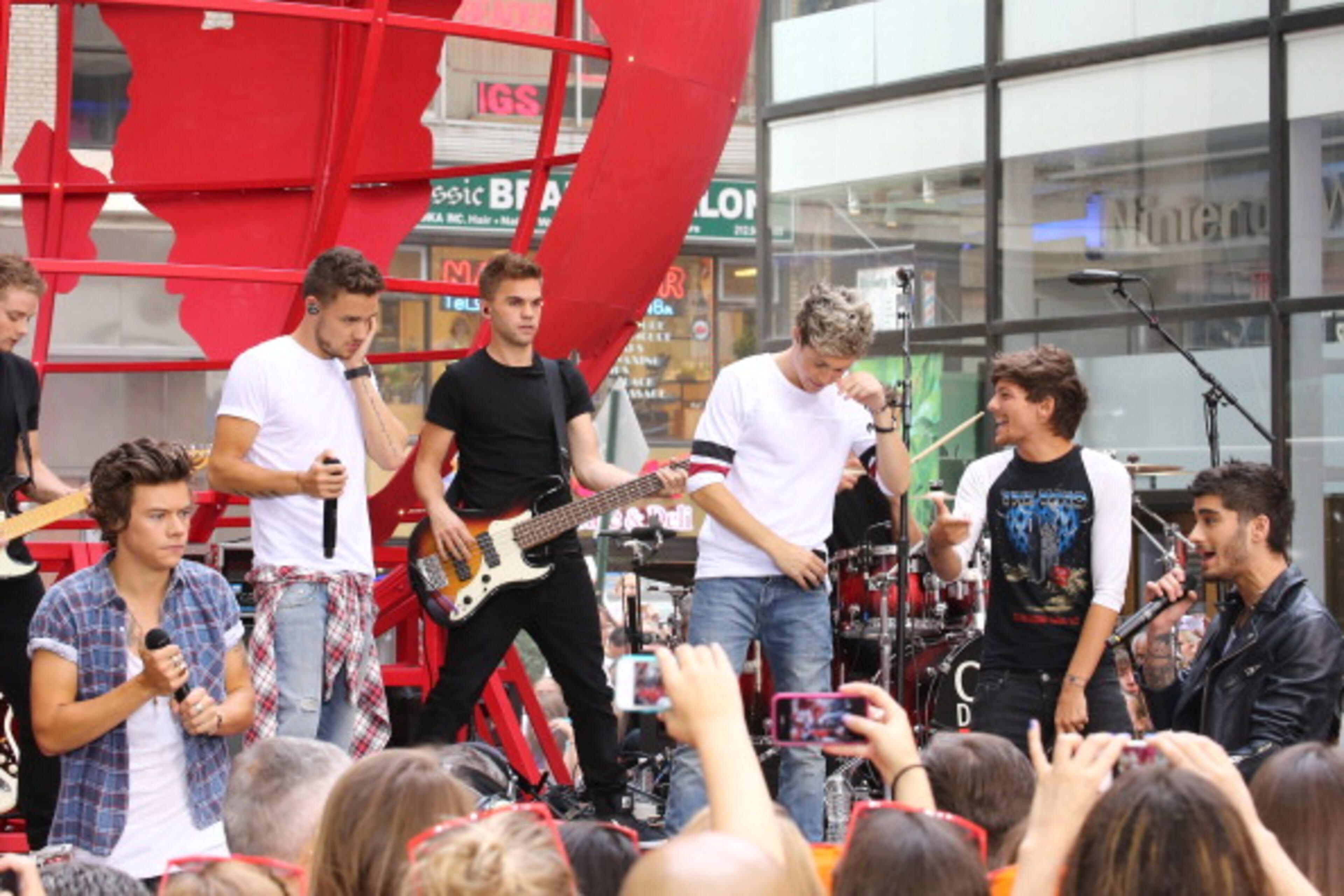 NEW YORK, NY - AUGUST 23: Singers Zayn Malik, Niall Horan, Louis Tomlinson, Liam Payne and Harry Styles from One Direction perform on stage on NBC's "Today" at Rockefeller Center on August 23, 2013 in New York City. (Photo by Neilson Barnard/Getty Images)