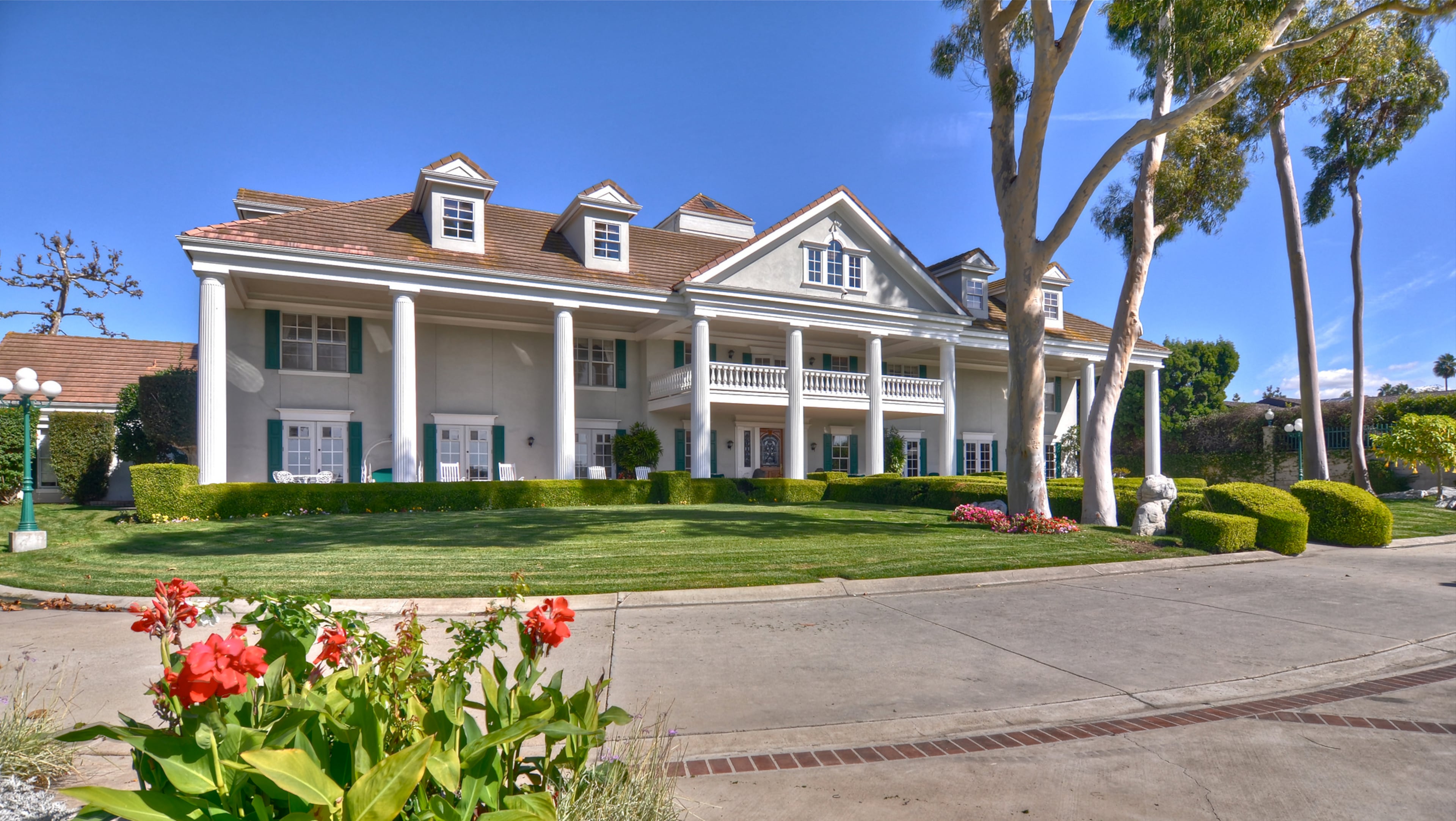 The multimillion-dollar, "Gone With the Wind"-inspired estate of John Crean, the creator of RV firm Fleetwood Enterprises who passed away in 2007, is hitting the auction block Sept. 20, 2013. The four-acre property in Newport Beach, Calif., has four buildings, including a 15,000-square-foot main house loosely modeled after Tara from the iconic film. (We say "loosely" because we're pretty sure Scarlett O'Hara didn't have a large commercial kitchen, ice cream parlor, swimming pool, movie theater and elevator in her home.) For more information, visit http://www.toptenrealestatedeals.com/homes/weekly-ten-best-home-deals/2013/8-20-2013/.