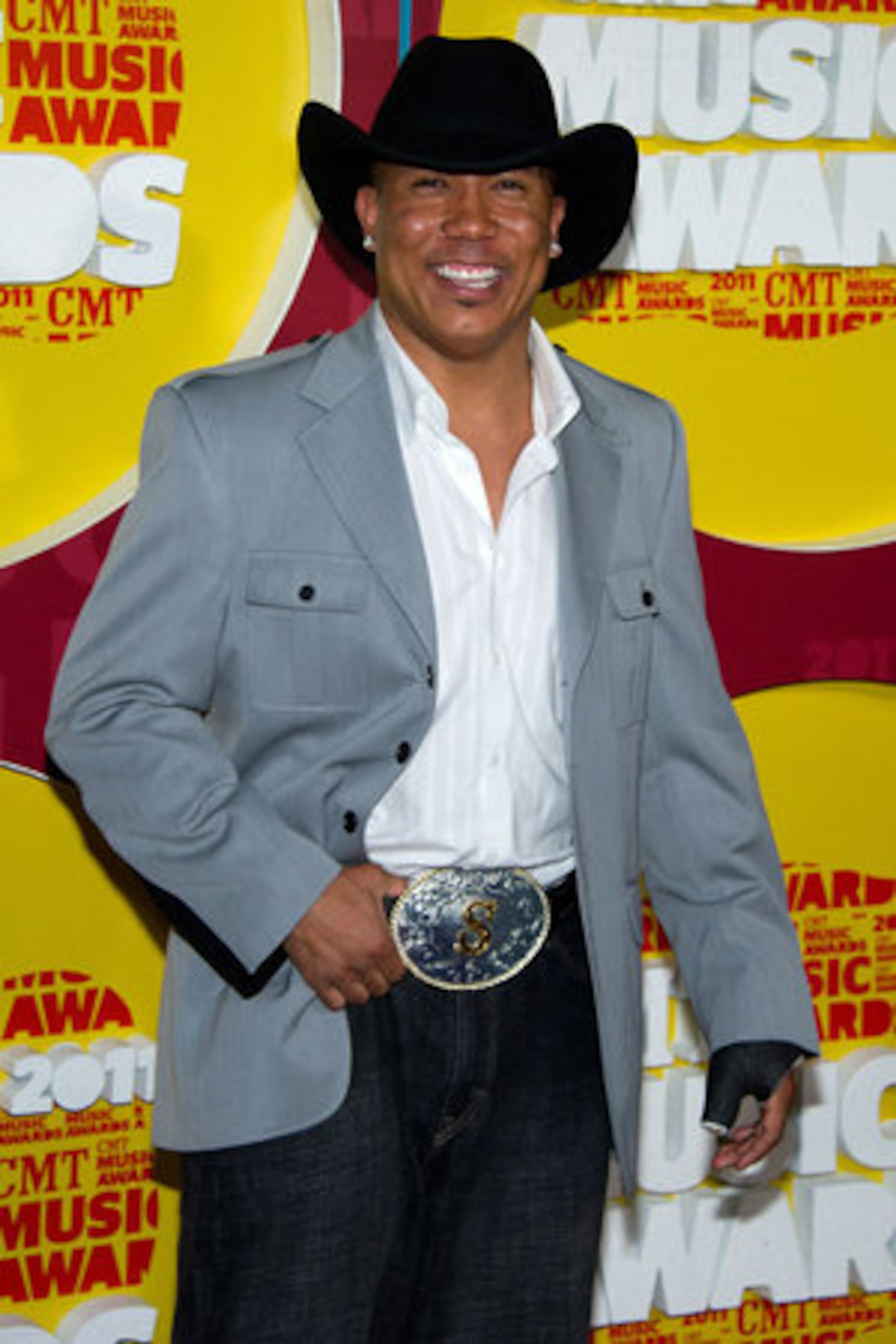 Football player and "Dancing with the Stars" winner Hines Ward arrives sporting a giant belt buckle emblazoned with an "S" -- for the Steelers perhaps?