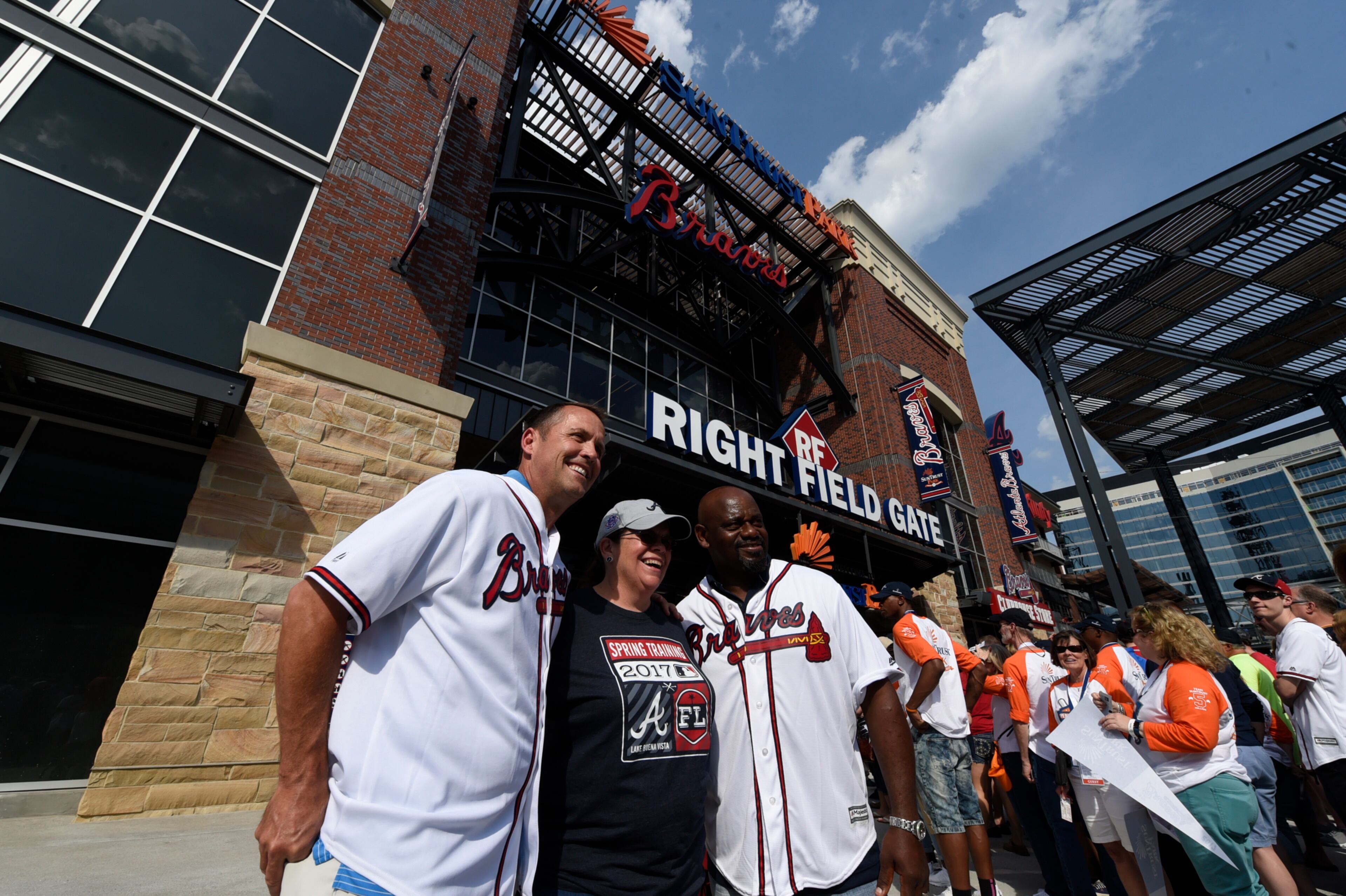 Fans take pictures with former Atlanta Braves Chris Hammond (left) and Marquis Grissom (right).