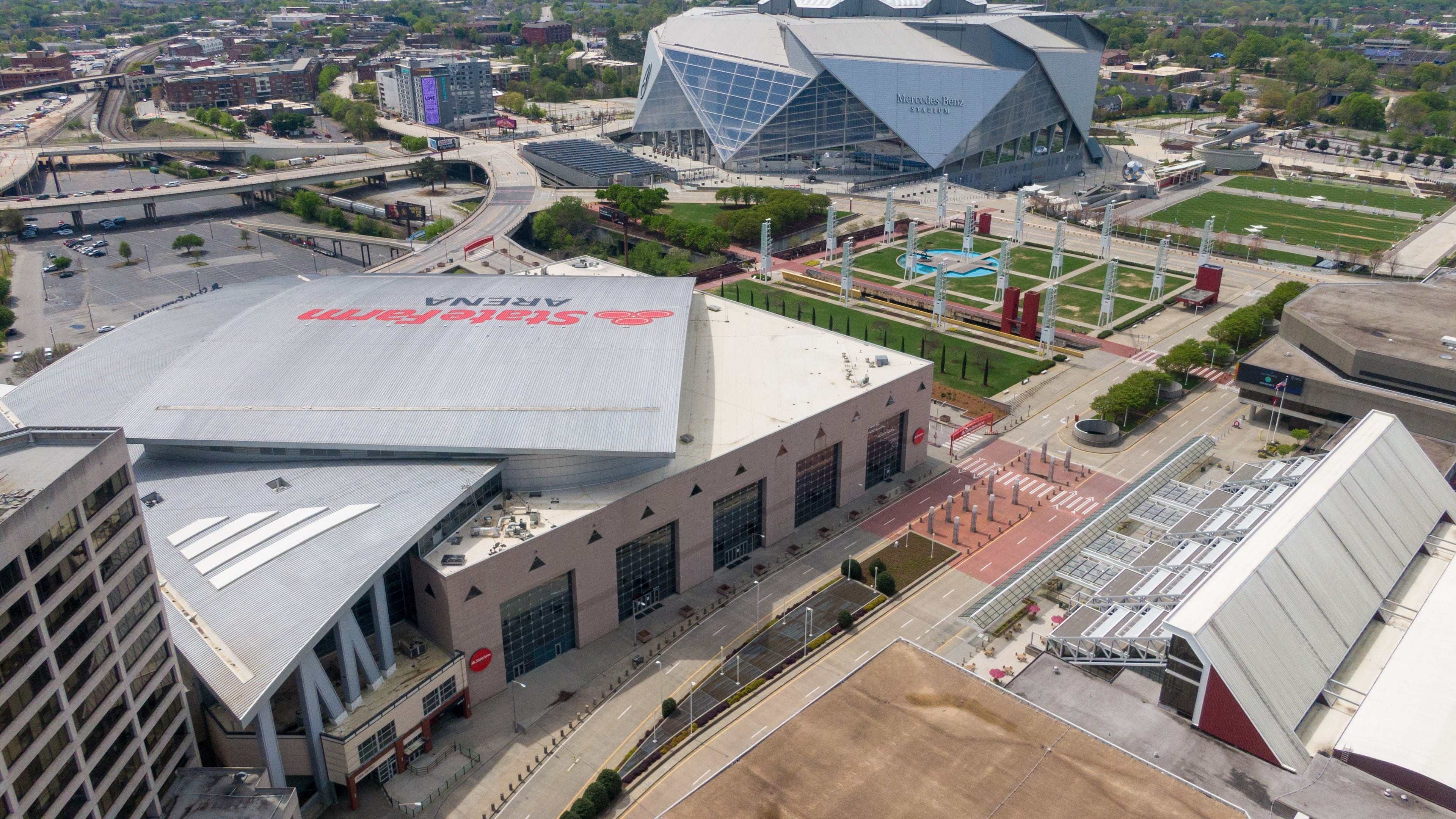 Football and basketball fans will converge on downtown Atlanta Monday night. (Hyosub Shin/AJC)