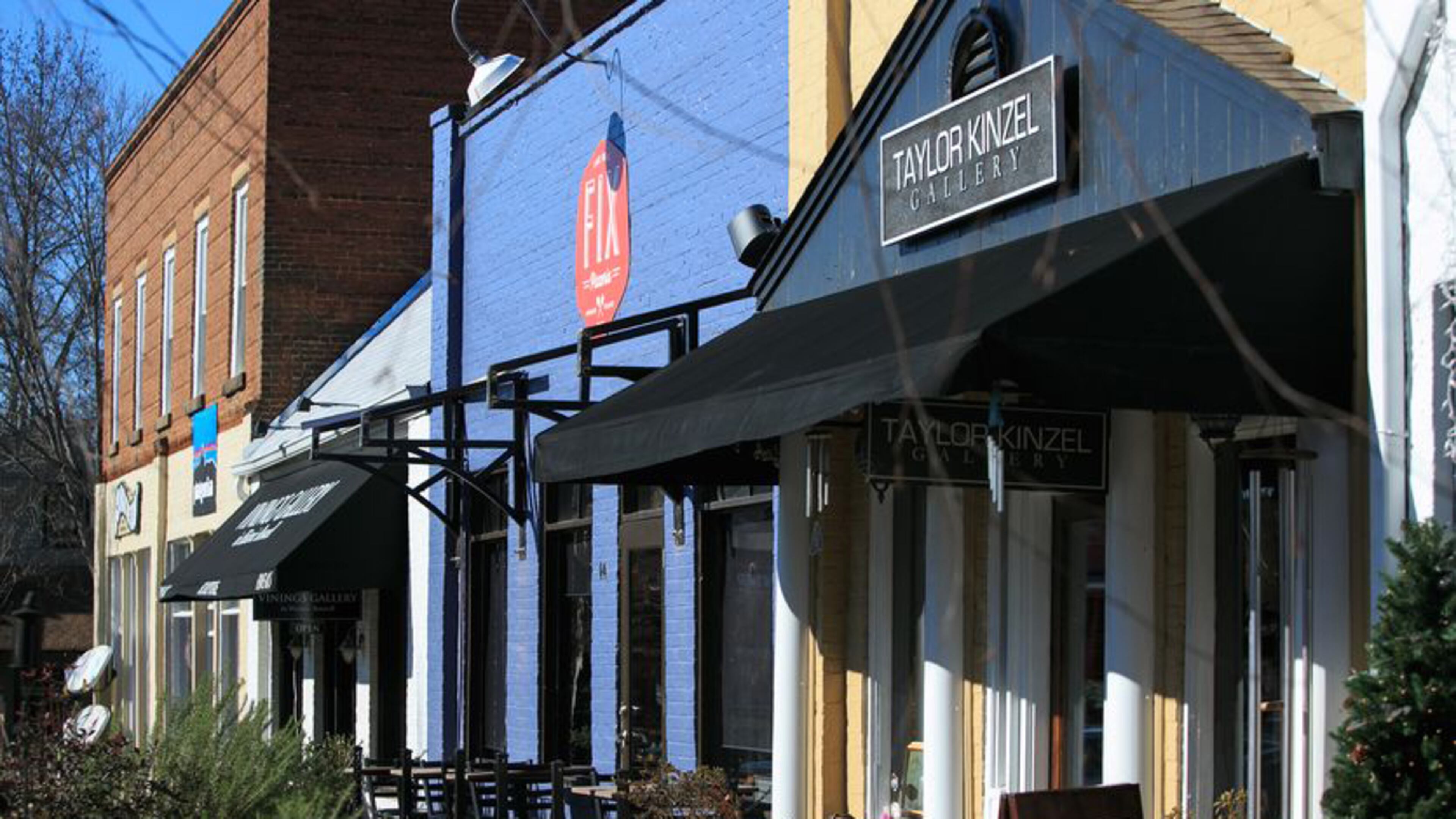 Shops and restaurants are shown at the intersection of Elizabeth Way and Canton Street in Roswell. Roswell is accepting more than $17,000 in federal funds to complete a historic resources survey of the city’s historic district. AJC FILE.