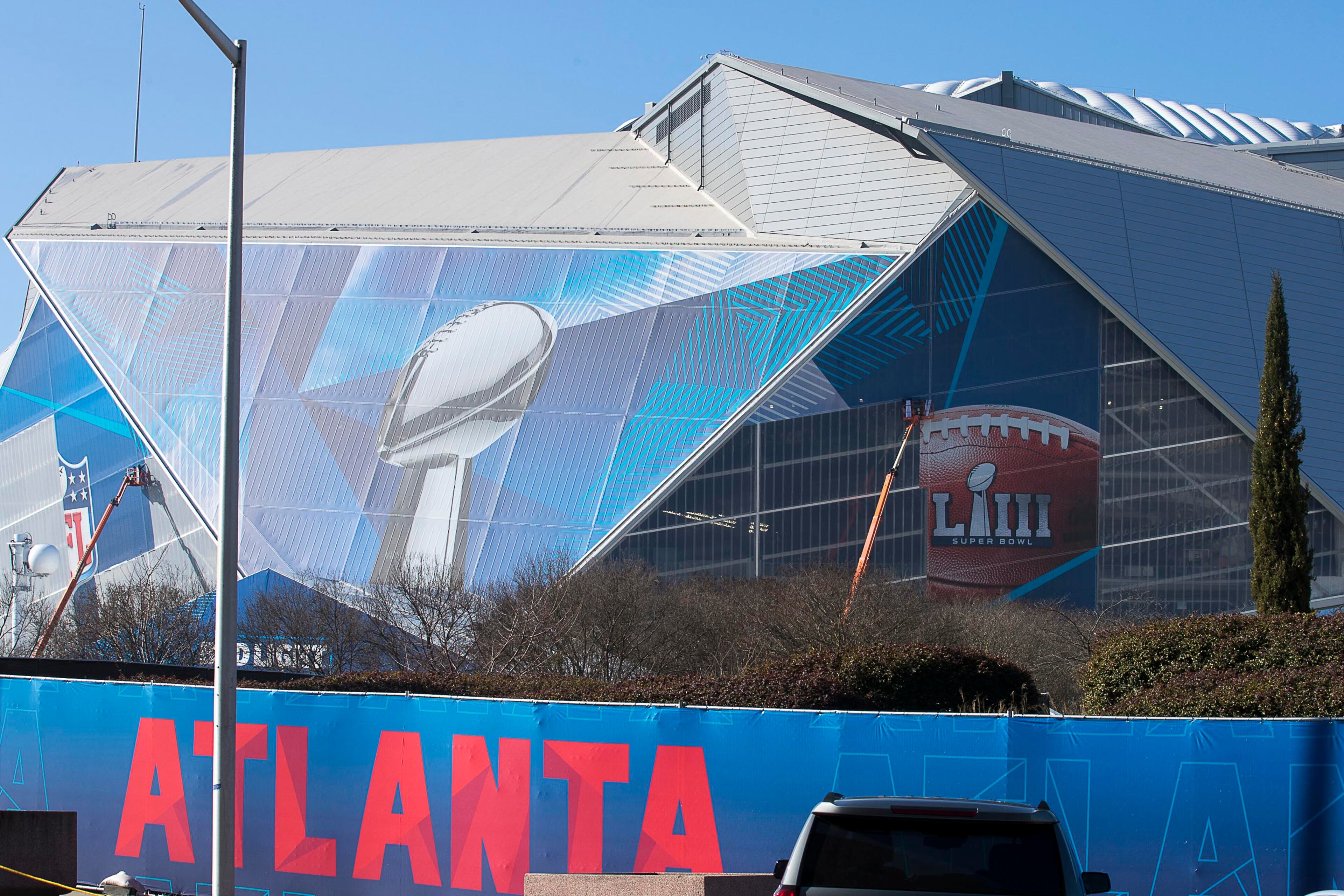 01/16/2019 -- Atlanta, Georgia --Workers continue to wrap parts of Mercedes-Benz Stadium with Super Bowl LIII advertisement material in Atlanta, Wednesday, January 16, 2019. (ALYSSA POINTER/ALYSSA.POINTER@AJC.COM)
