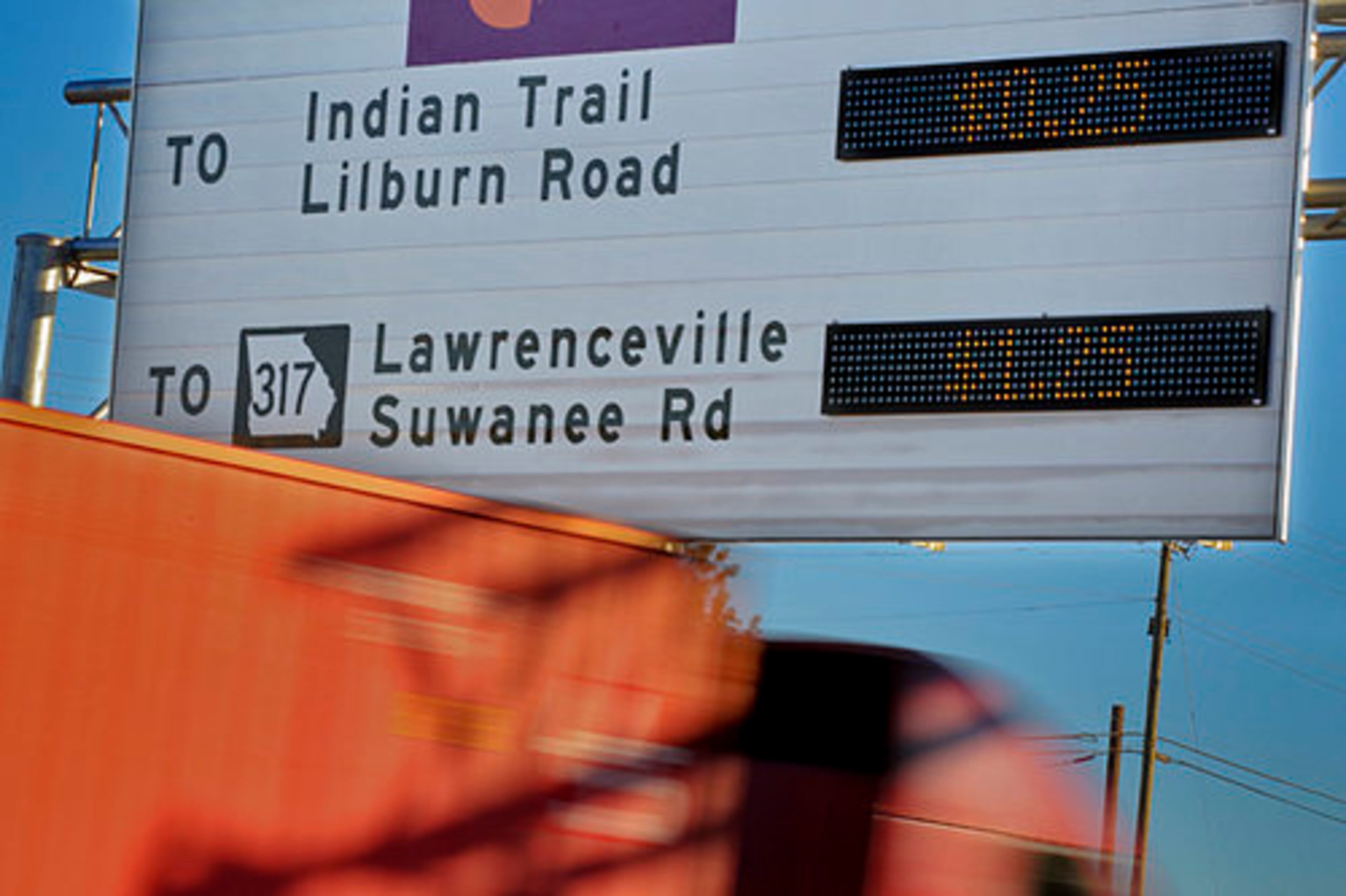 The price of the toll fluctuates according to congestion.