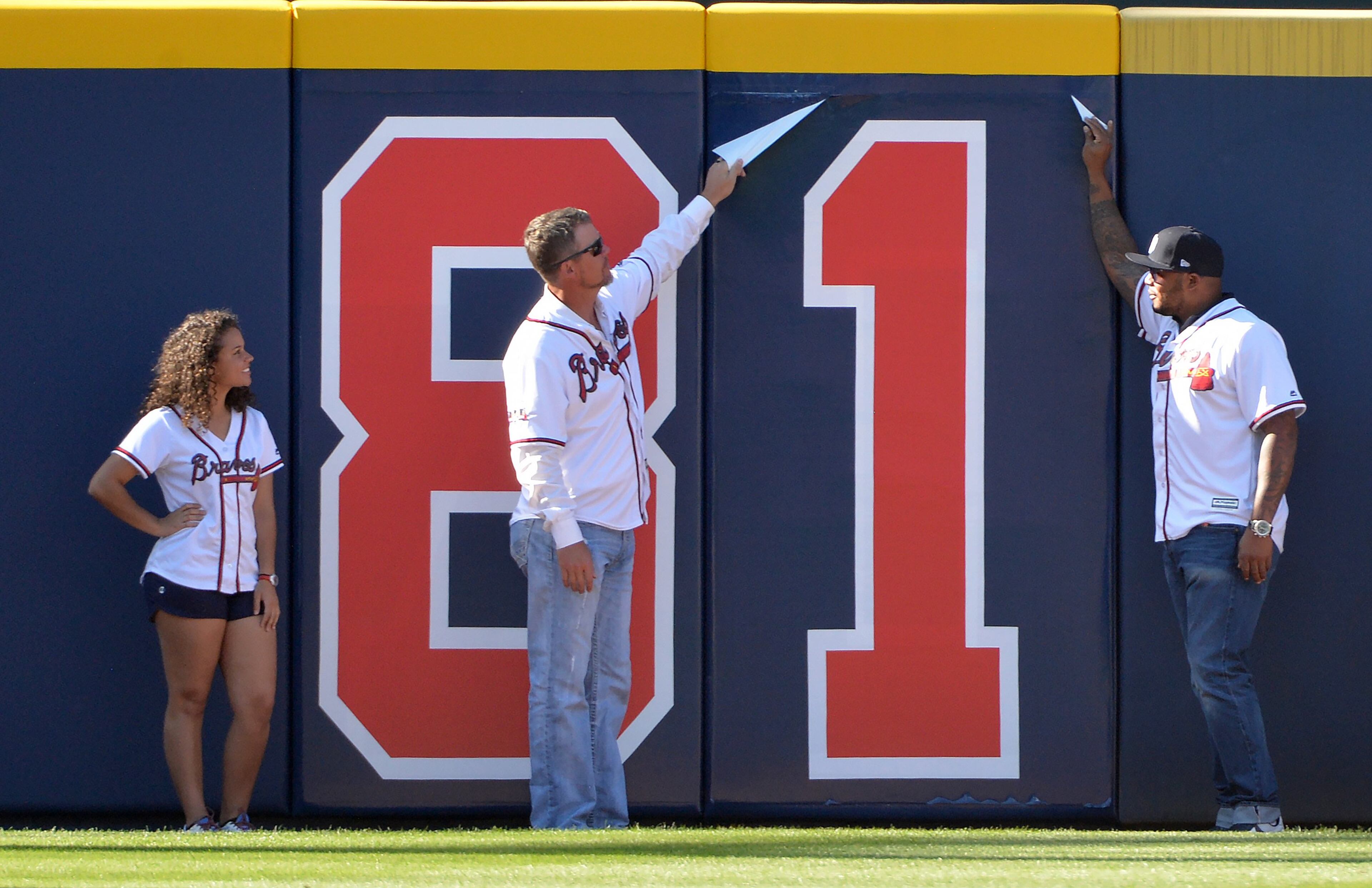 Chipper Jones and Andruw Jones kick off the home game countdown by removing the number 81 in the middle of the fifth inning. Hyosub Shin/hshin@ajc.com