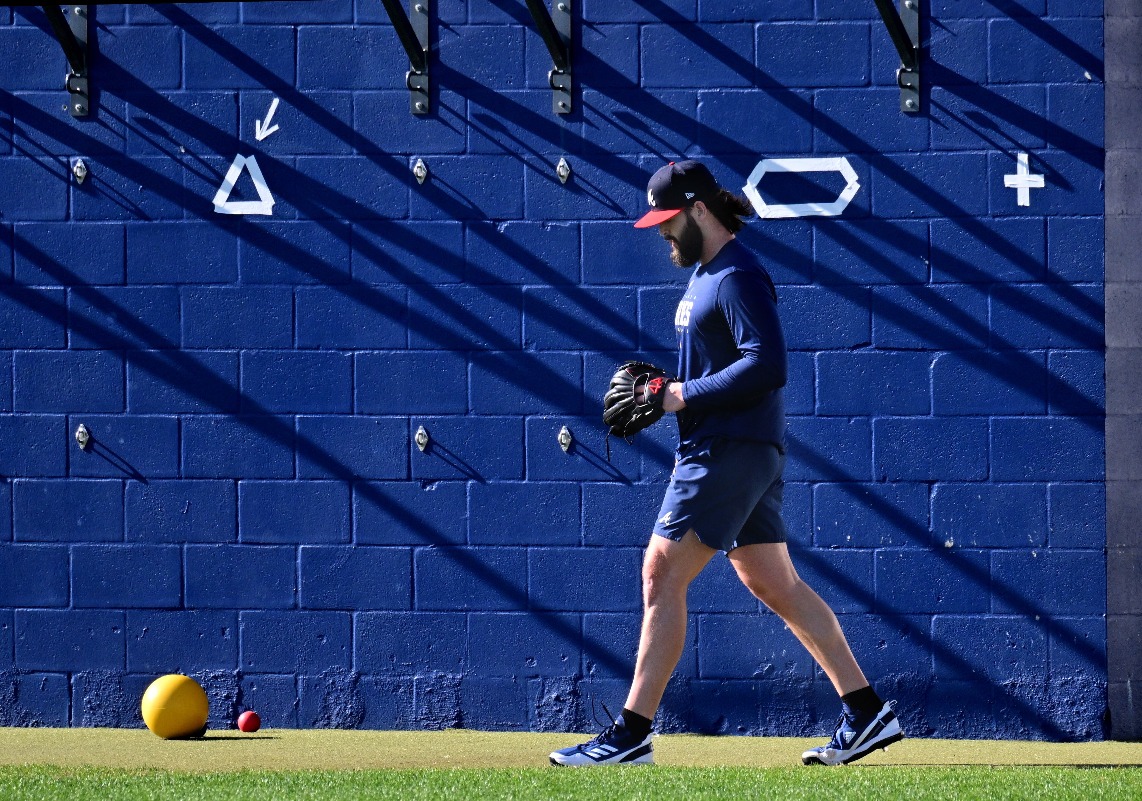 Braves pitcher Ian Anderson prepares to start his workout during spring training Thursday at CoolToday Park in North Port, Florida. (Hyosub Shin / Hyosub.Shin@ajc.com)