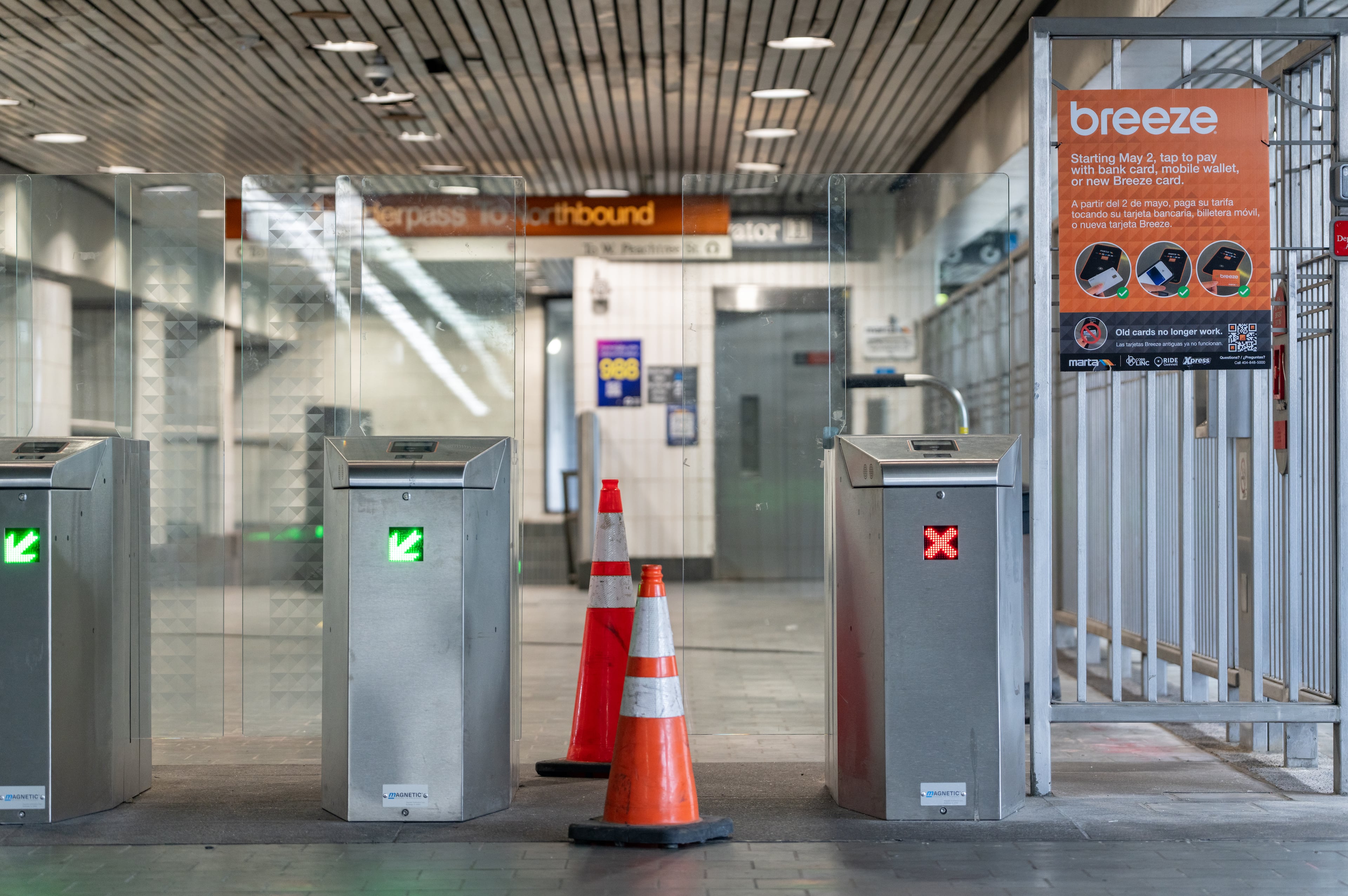 Marta station broken fare gates