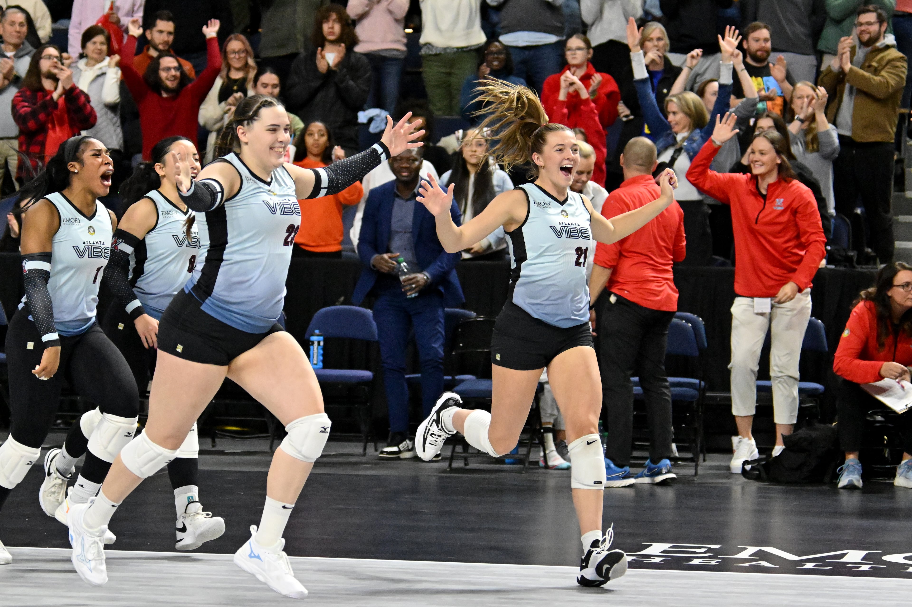 Atlanta Vibe players celebrate their 3-0 home win. (Hyosub Shin / Hyosub.Shin@ajc.com)