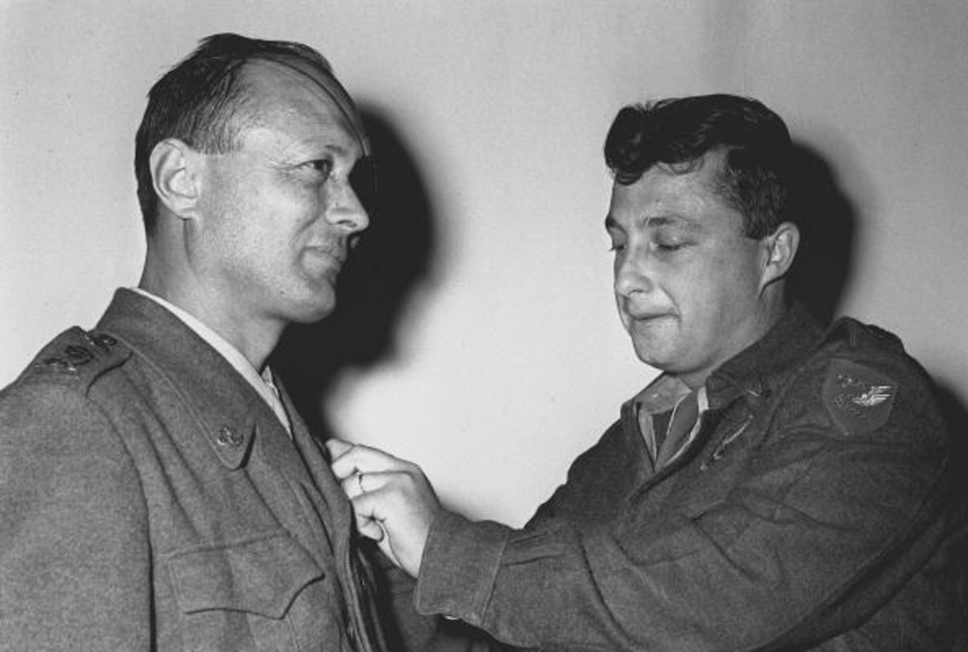 ISRAEL - OCTOBER 1, 1955: (ISRAEL OUT) In this handout from the Israeli Governmental Press Office, Israeli paratroops officer Ariel Sharon (R) with Chief-of-Staff Moshe Dayan October 1, 1955 in Israel. (Photo by Nati Harnik/GPO via Getty Images)