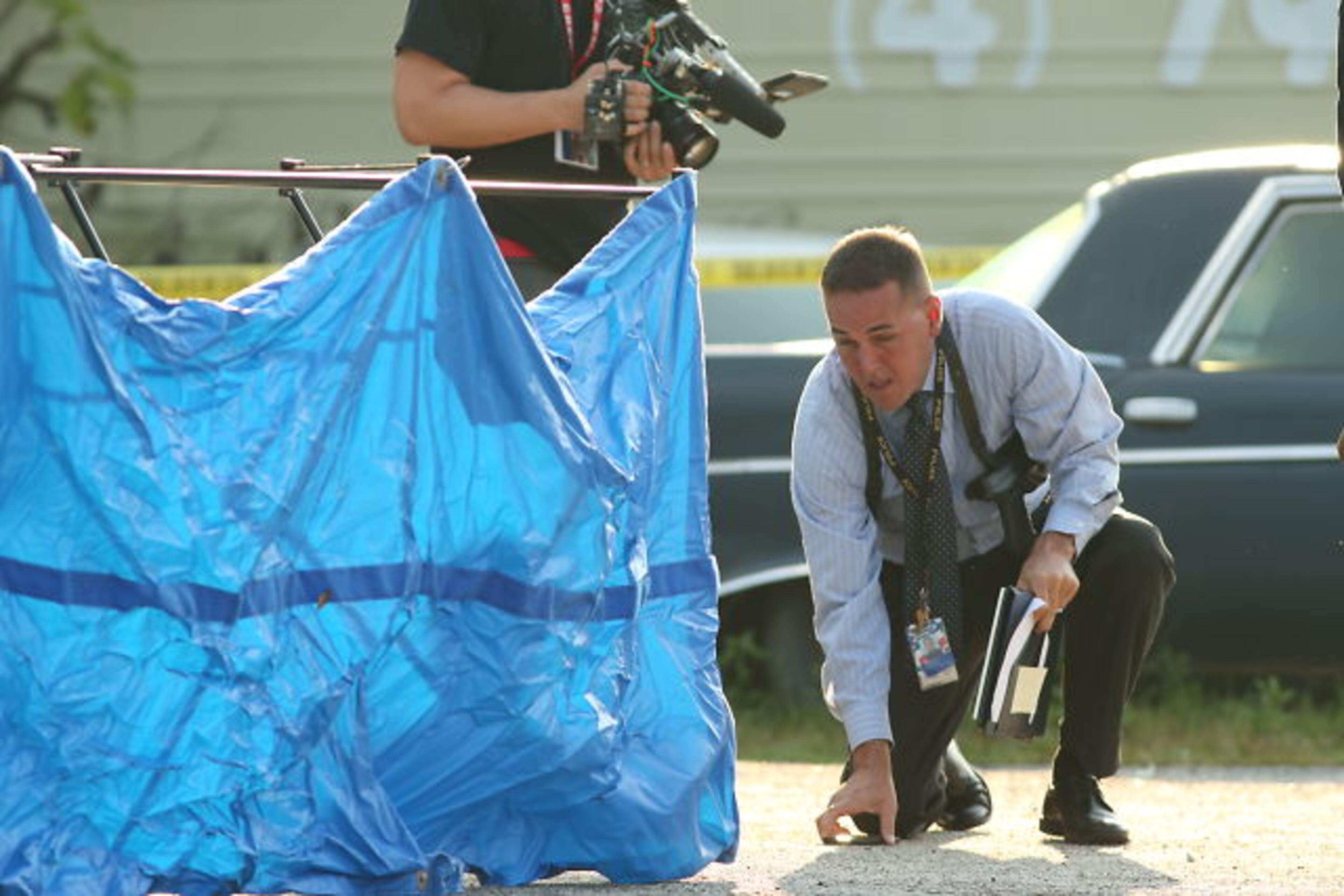 Atlanta homicide investigators were on the scene of fatal shooting in the 2500 block of Donald Lee Hollowell Parkway on Thurs., Aug. 27, 2015. JOHN SPINK / JSPINK@AJC.COM