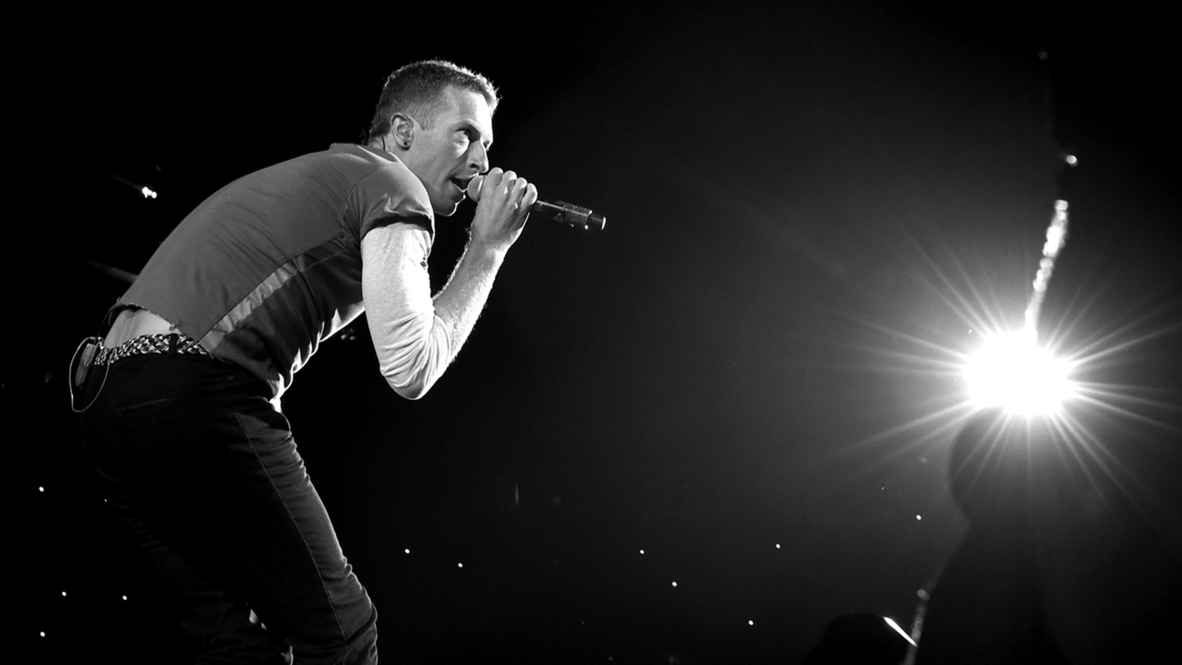 Singer Chris Martin of Coldplay performs at the Rose Bowl on August 20, 2016 in Pasadena, California.