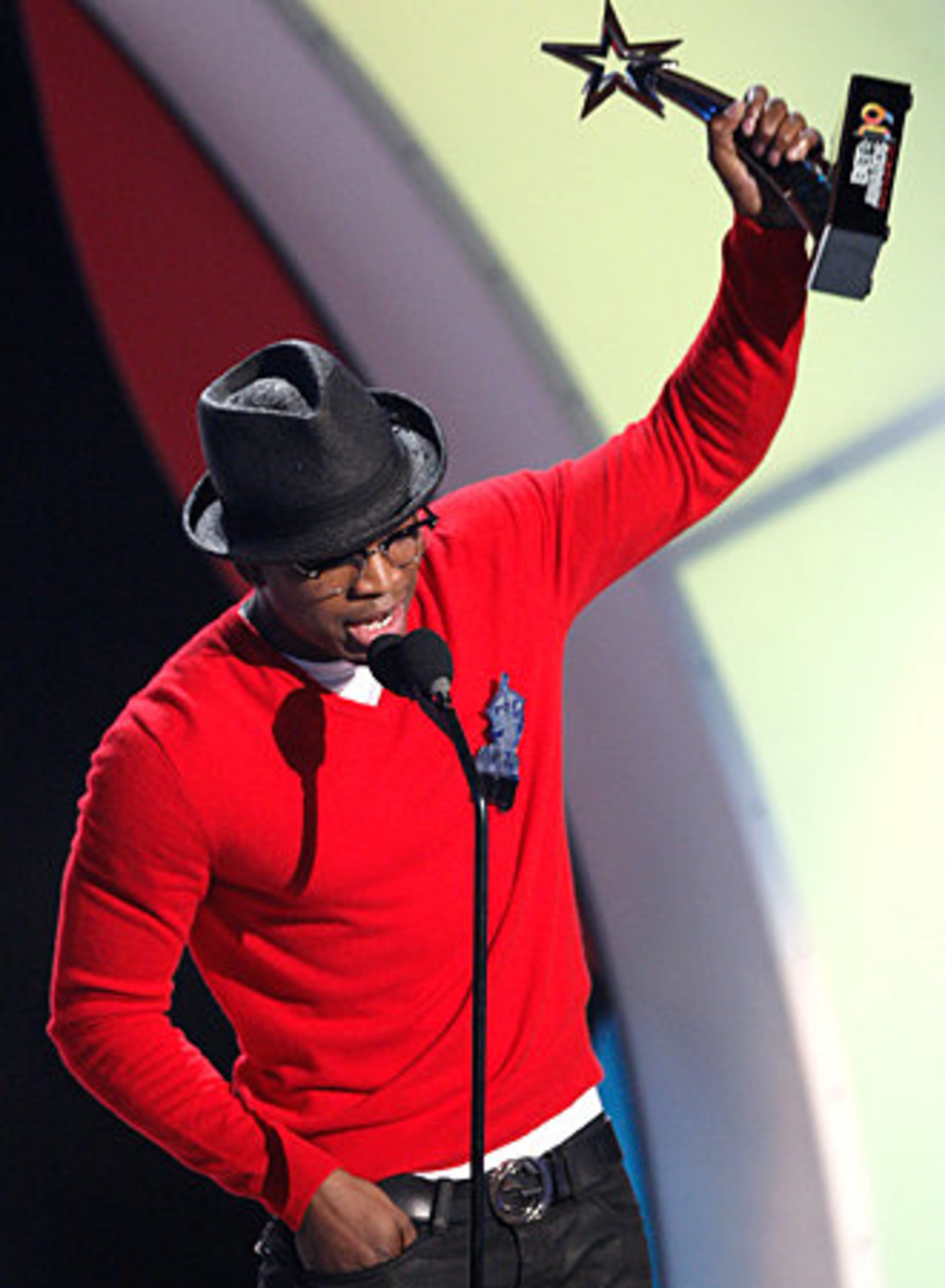 Ne-Yo accepts the BET Award for Best Male R&B Artist.
