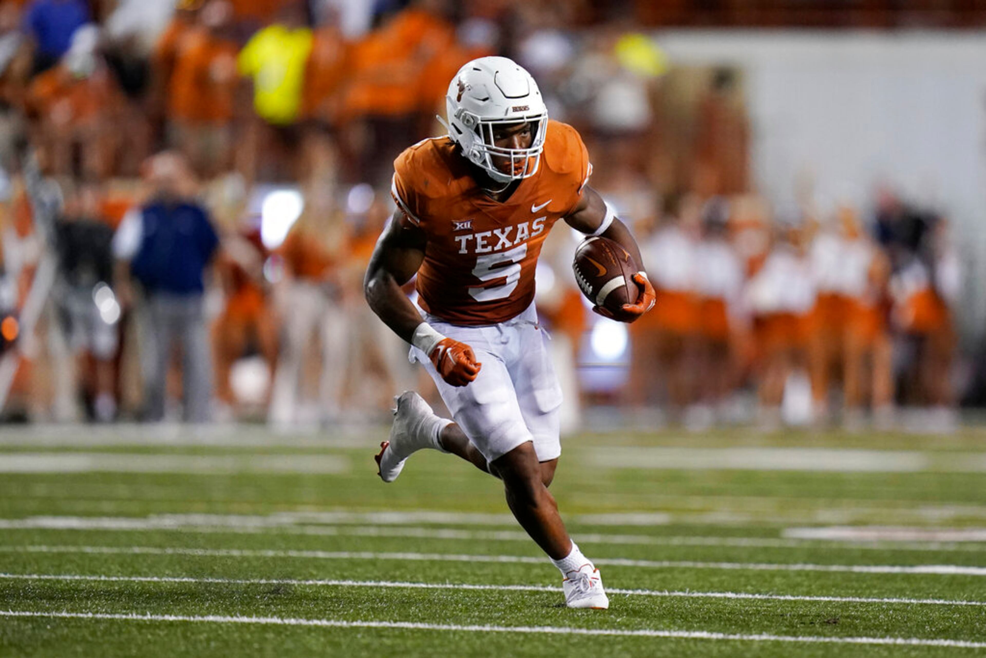 Texas running back Bijan Robinson (5) runs against UTSA during an NCAA college football game, Sunday, Sept. 18, 2022, in Austin, Texas. (AP Photo/Eric Gay)