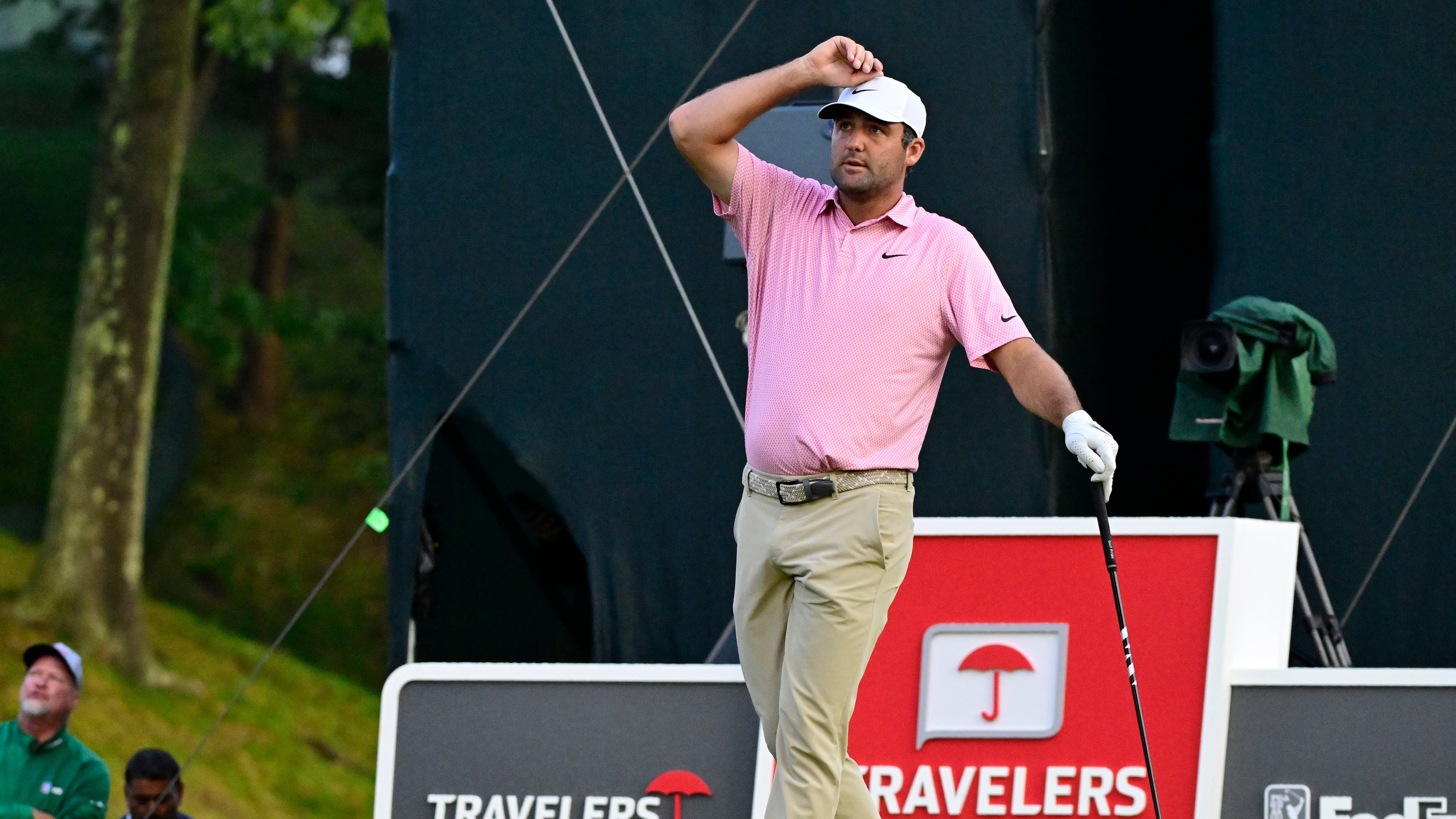 Scottie Scheffler reacts to his tee shot on the 18th hole during the final round of the Travelers Championship golf tournament at TPC River Highlands, Sunday, June 28, 2026, in Cromwell, Conn. (AP Photo/Jessica Hill)