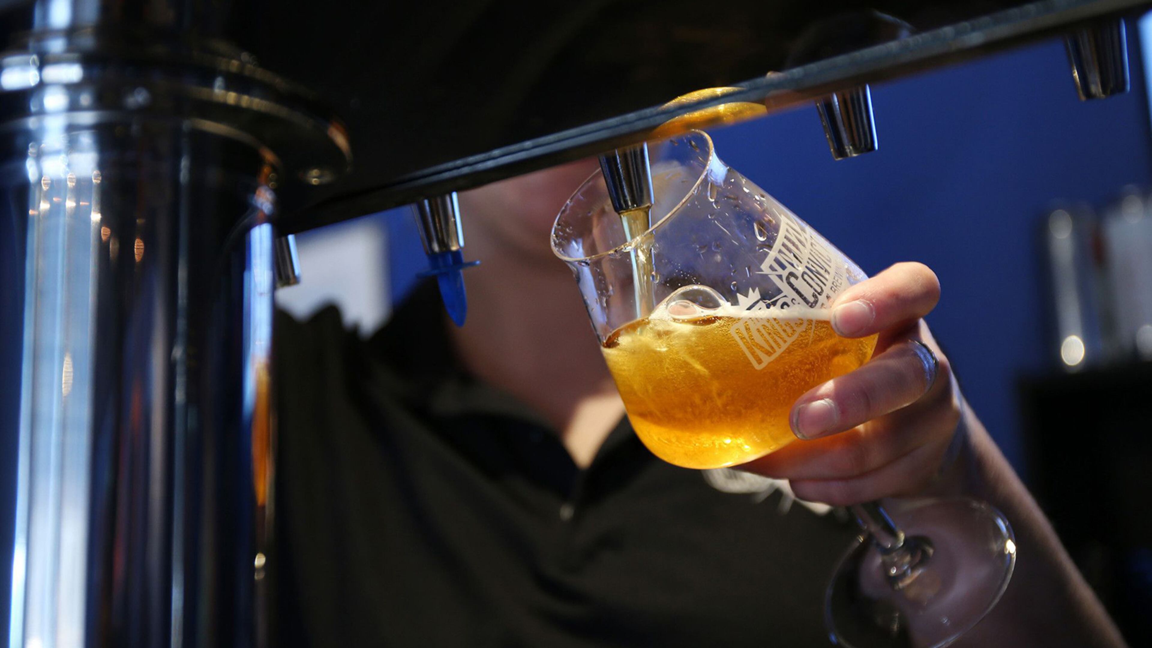 Taproom manager Jenny Faflik pours a glass of beer at the Kings & Convicts Brewing Co. taproom on June 3, 2017, in Highwood, Illinois. (John J. Kim/Chicago Tribune/TNS)