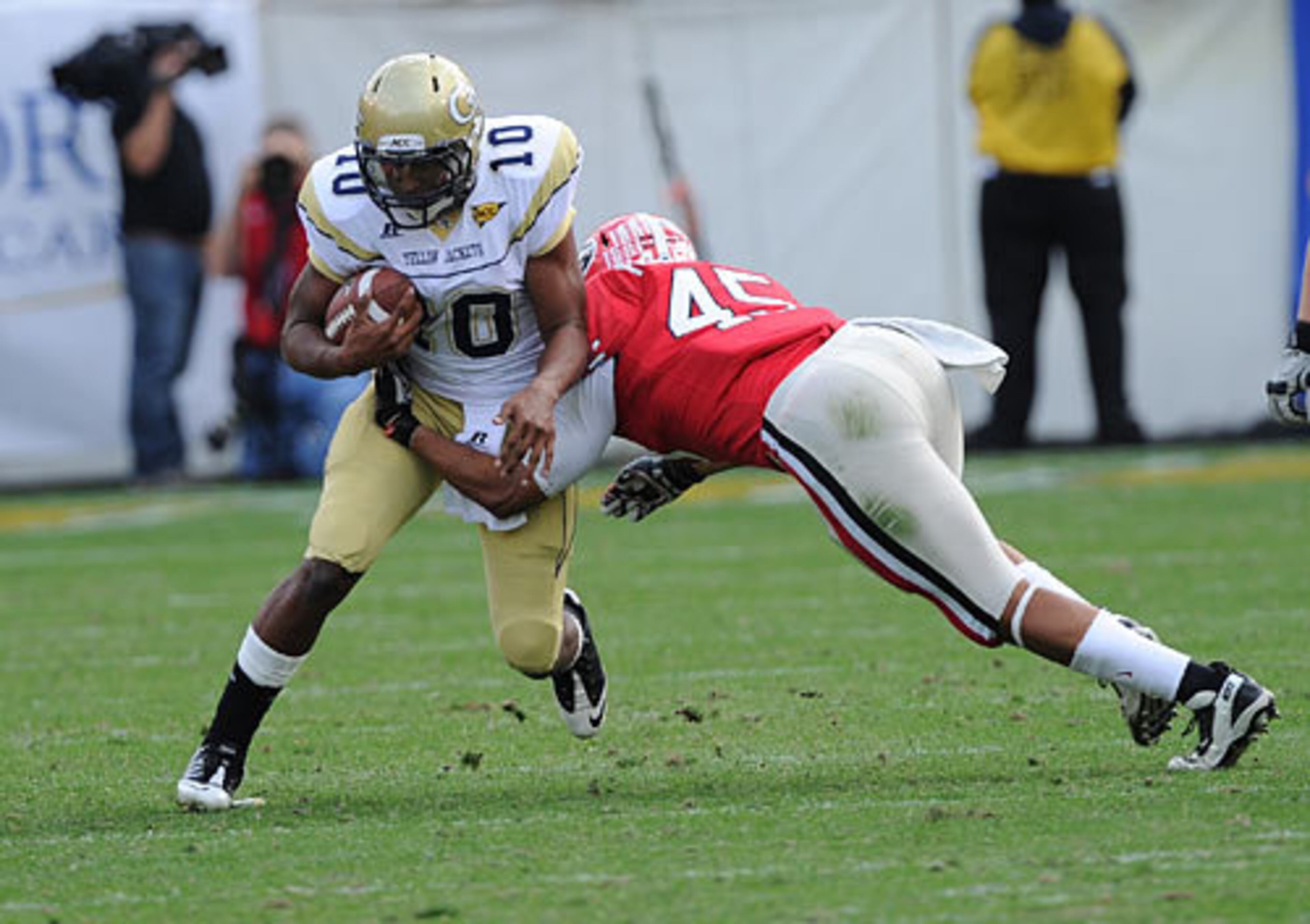 Georgia Tech QB Synjyn Days (10) tries to break away from UGA's Christian Robinson (45) in the fourth quarter.