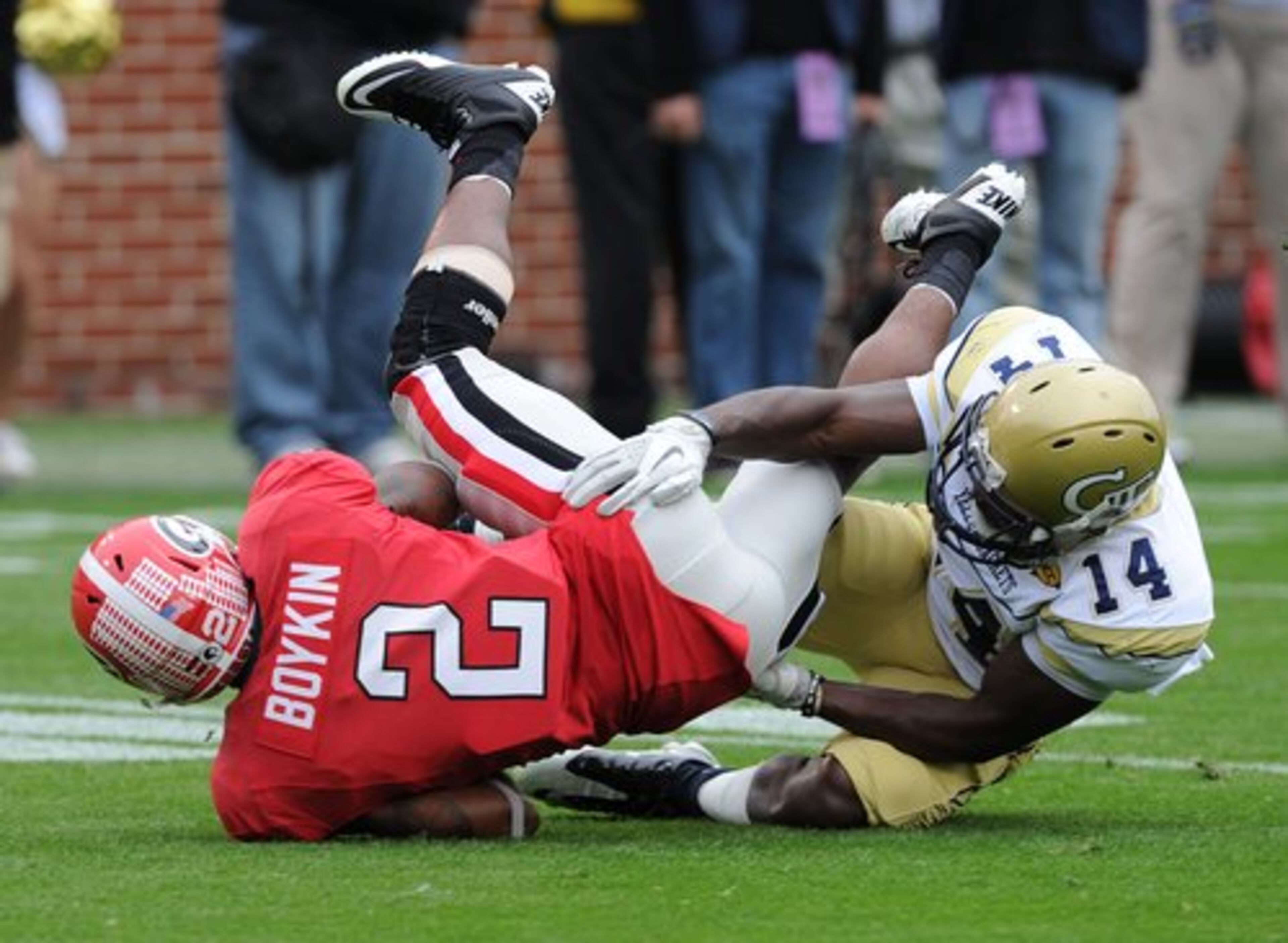Georgia Tech's Jemea Thomas tackles UGA's Brandon Boykin.