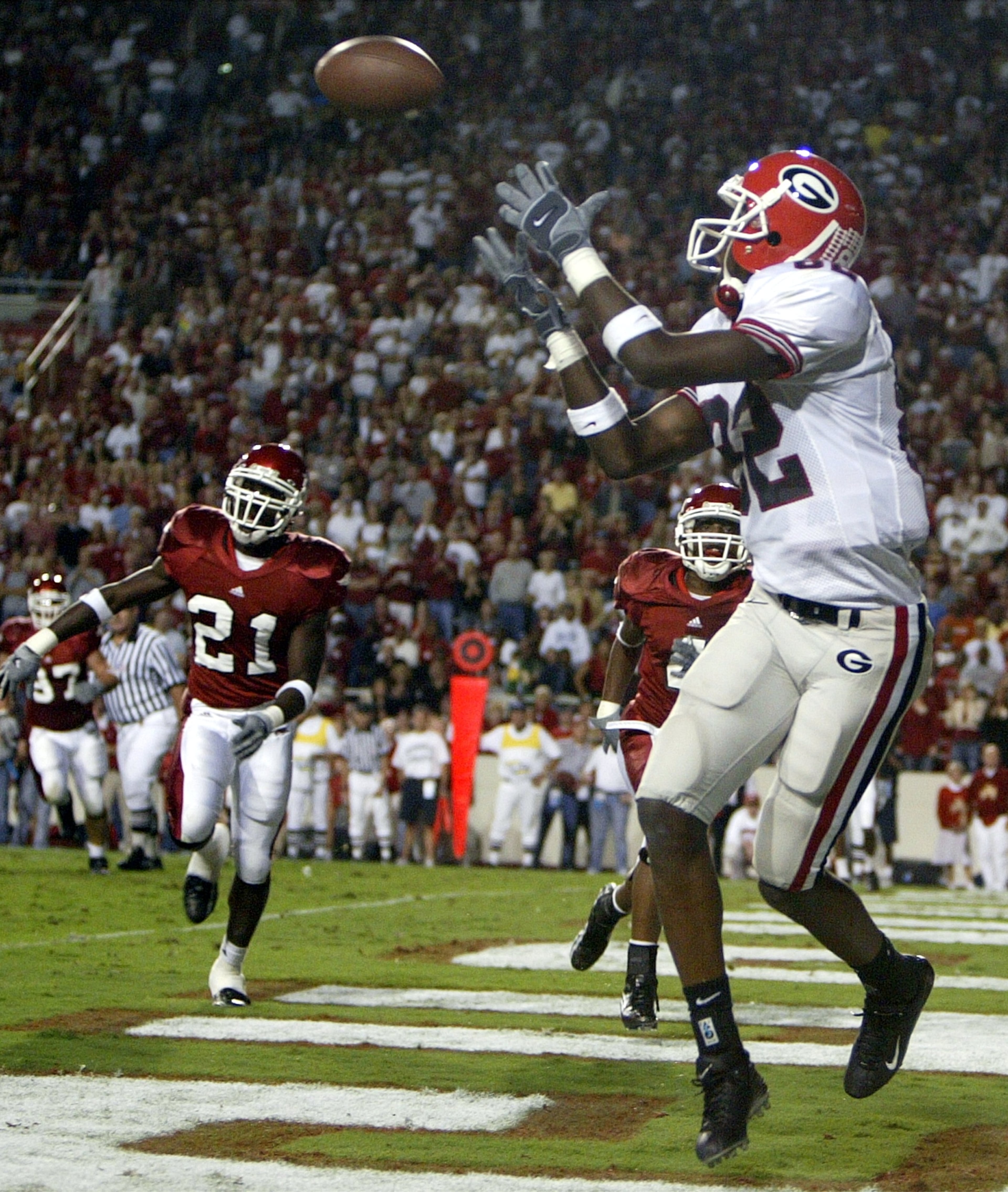 Fred Gibson catches a pass for six points against Arkansas in 2004. (Brant Sanderlin / AJC staff)