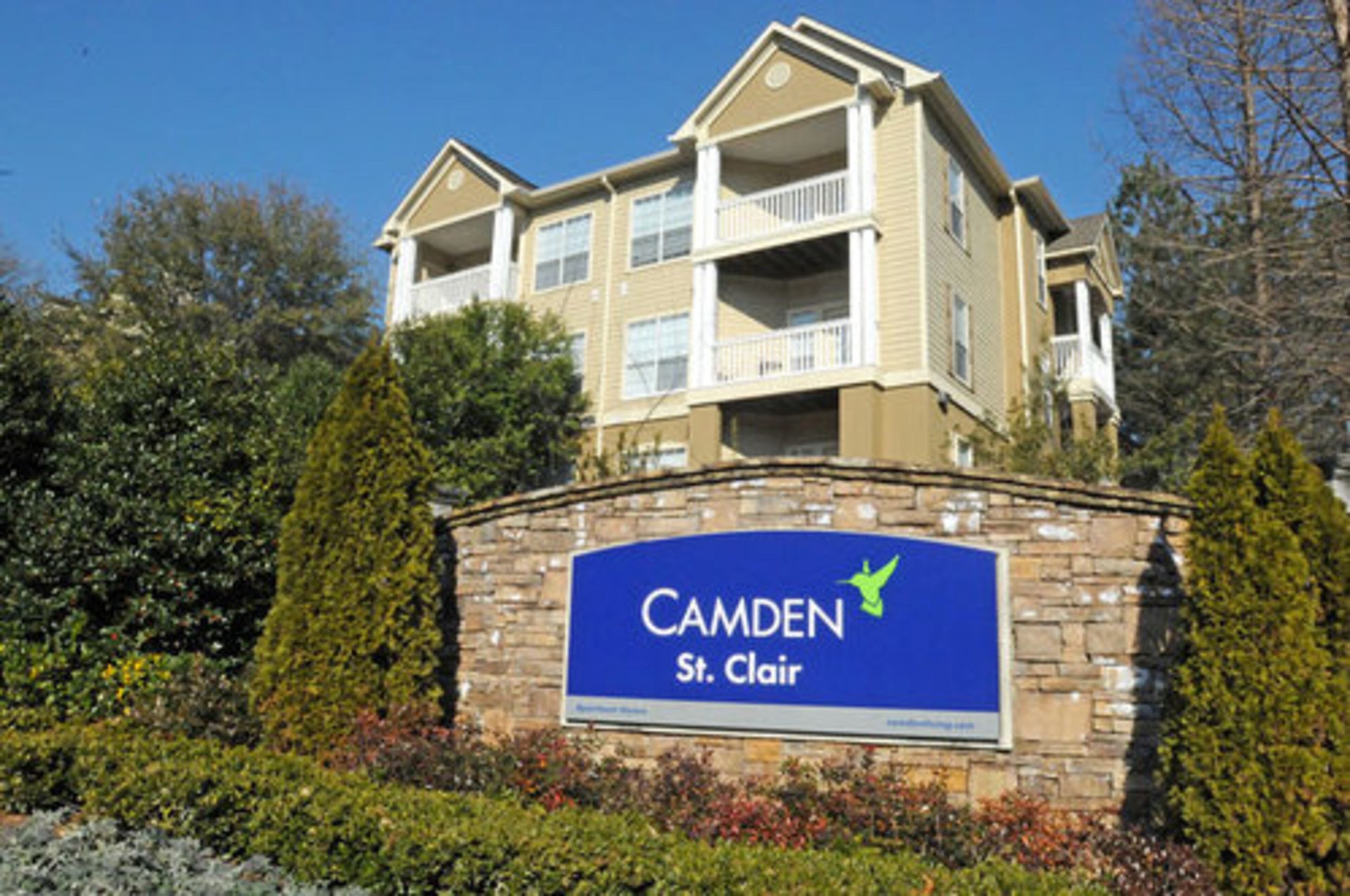 Camden St. Clair is an apartment community offering convenient access to Buckhead, Midtown and downtown Decatur. Residents have direct access to I-85 from the rear entrance gate.