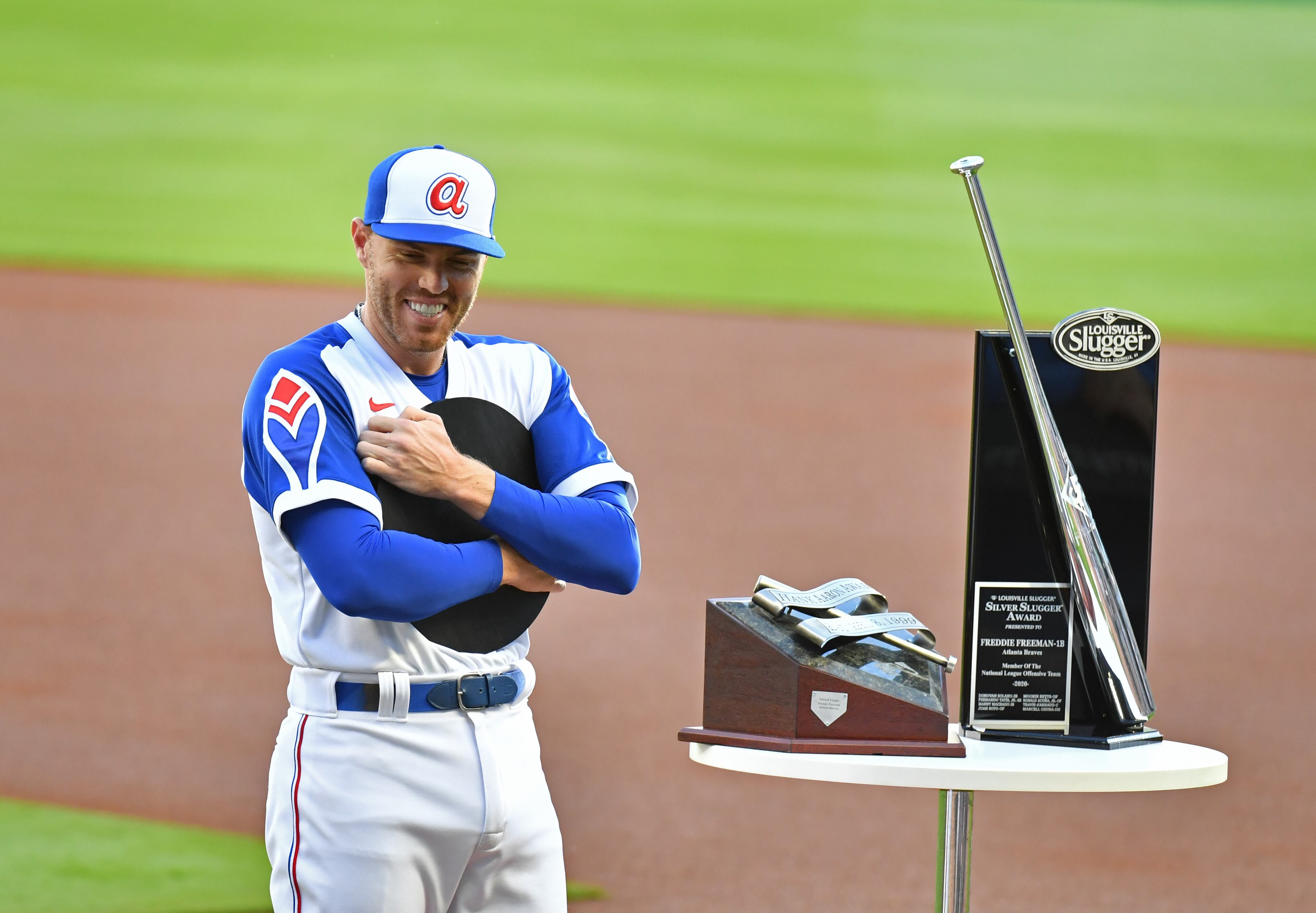 Braves first baseman Freddie Freeman (5) hugs his most-valuable player award presented to him before home game against Philadelphia Phillies Sunday, April 11, 2021, at Truist Park in Atlanta. (Hyosub Shin / Hyosub.Shin@ajc.com)