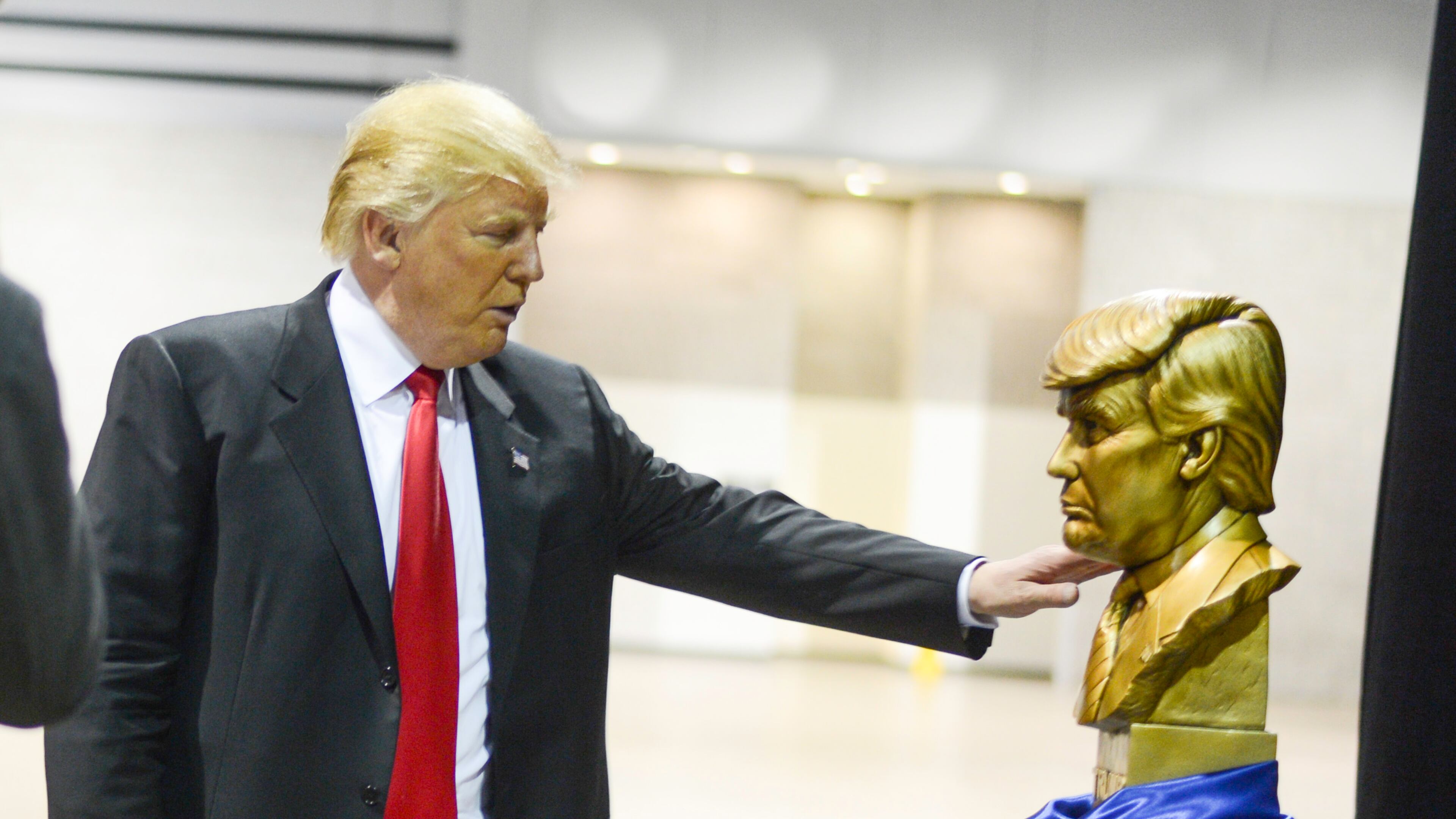 Donald Trump gets a glimpse at his new bust at his Georgia campaign office.
