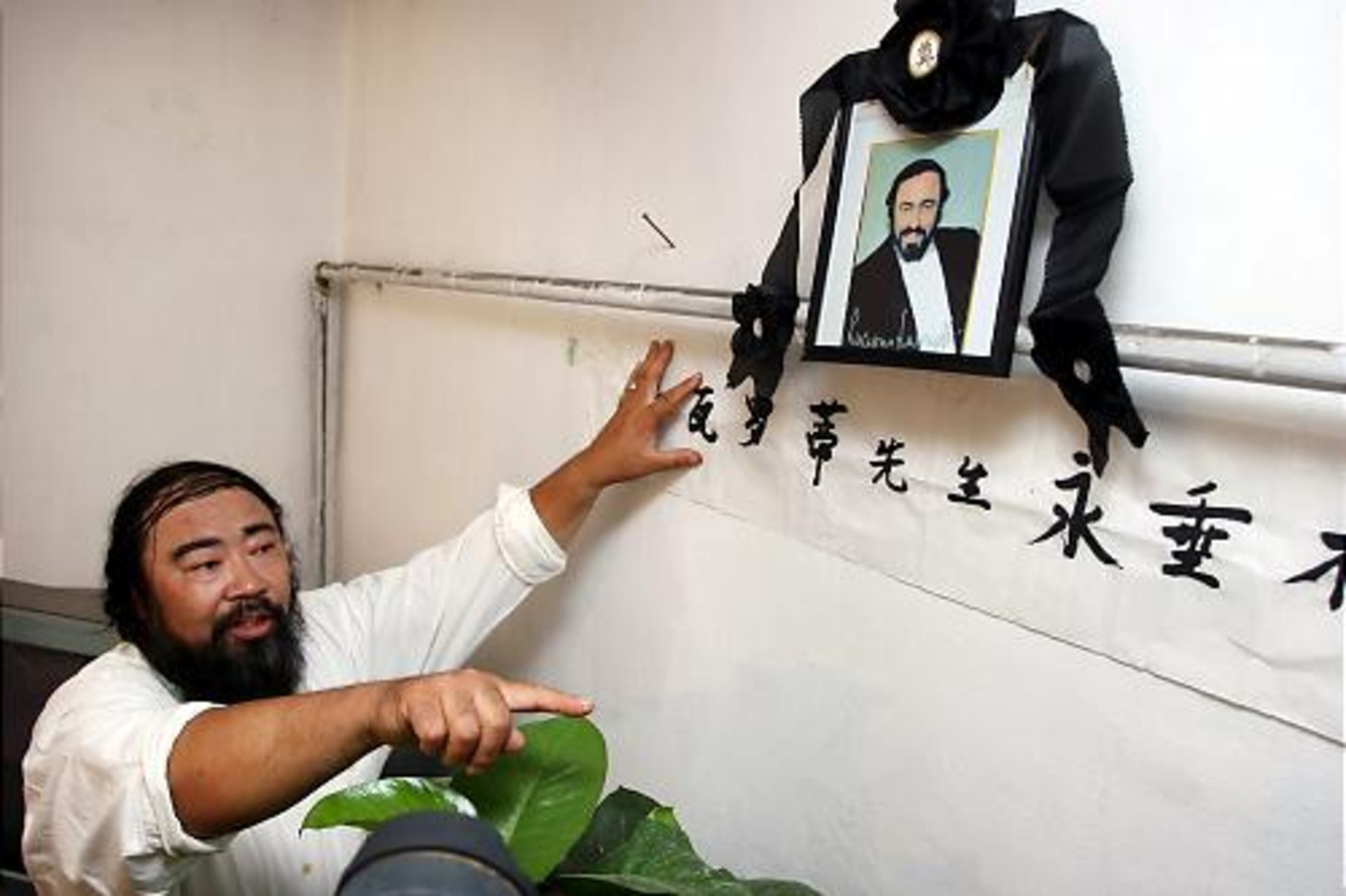 Jin Liyi, who has imitated Italian opera singer Luciano Pavarotti for 30 years, sets up a memorial at his home in Tianjin, northeastern China, to mourn the death of the former tenor Thursday.