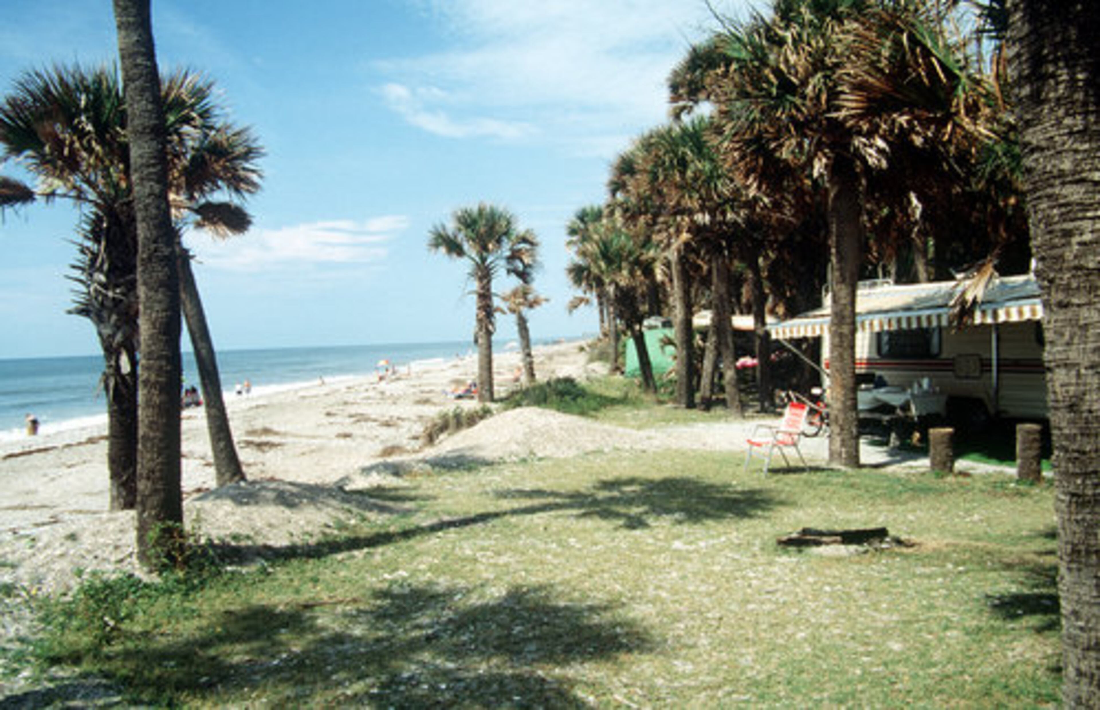LOVE THE idea of driving to a beach that's not so far away? Look no further: Here are ideas for beaches within a short drive. EDISTO ISLAND, S.C. DRIVE TIME: About 5 1/2 hours. WHAT YOU'LL GET: A beach in a truly romantic setting -- the shore gives way to marshlands, moss-draped oak canopies, and of course friendly palmetto groves.