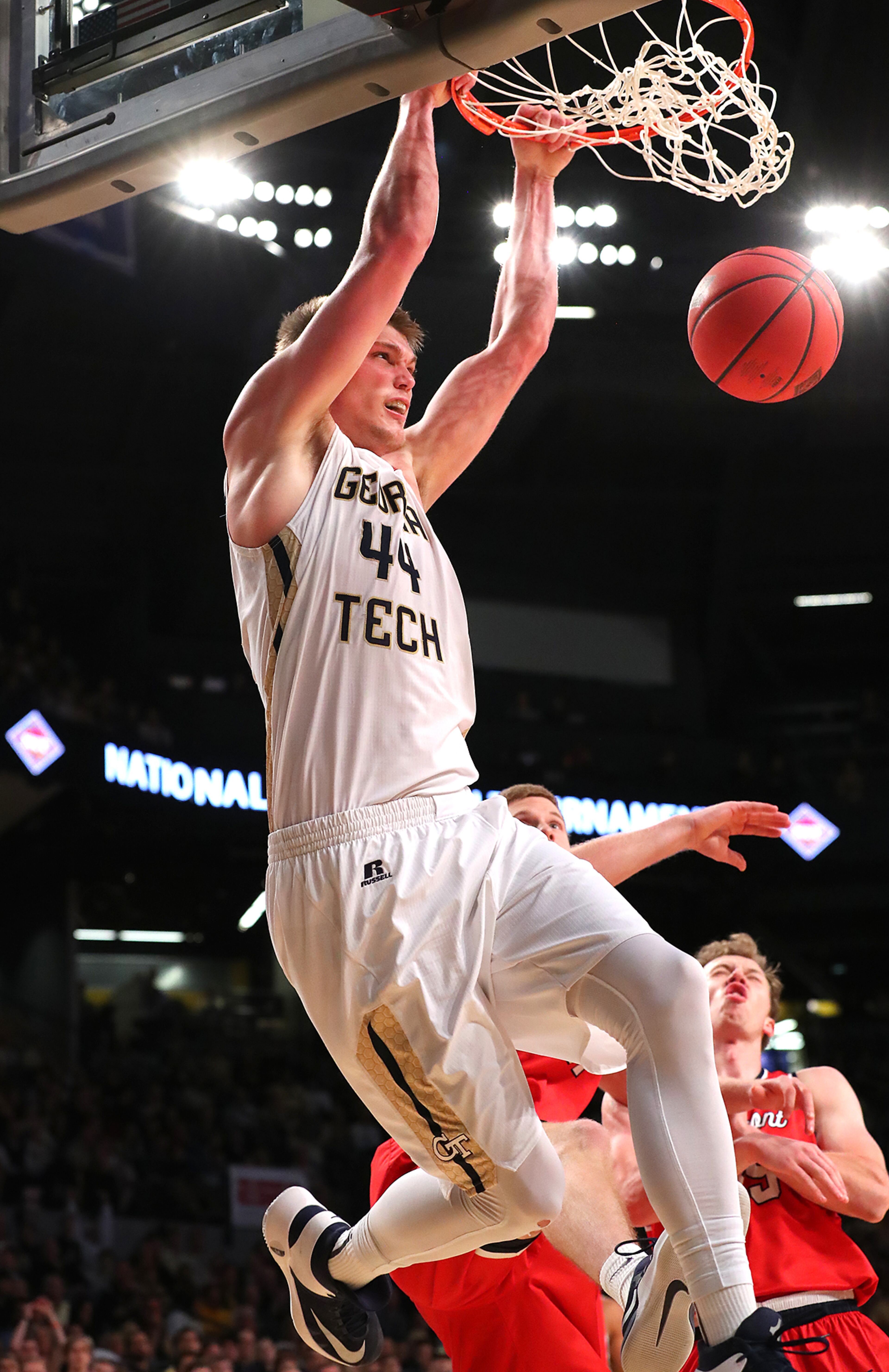 Ben Lammers slams for two over a pair of Belmont defenders during Sunday's game.