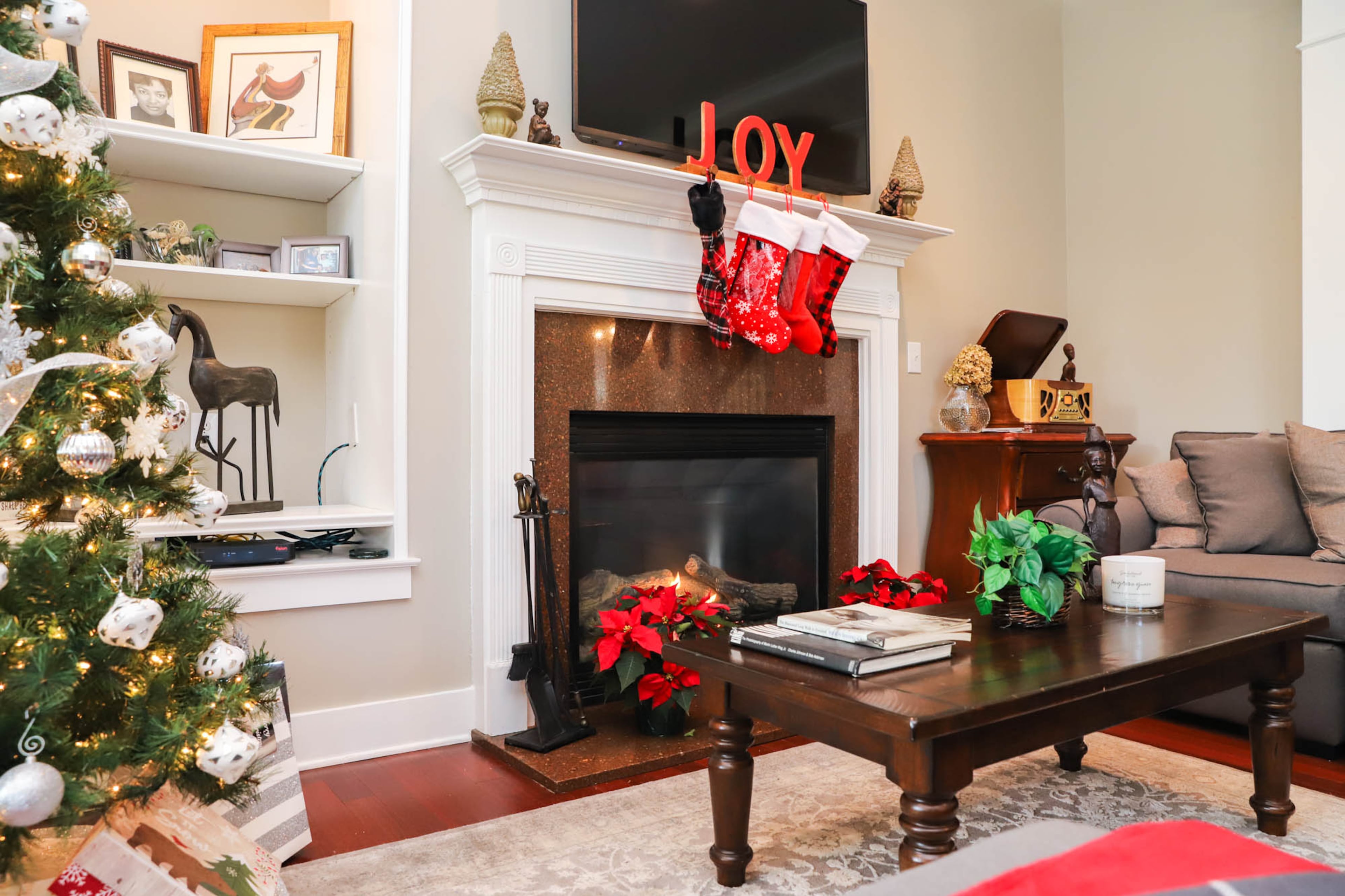 A coffee table from Big Shanty Antiques & Auctions centers the family room of Gail Burns-Grant’s home. Its dark wood and slightly rustic finish means that Burns-Grant doesn’t worry about guests damaging it or leaving rings from drinks. “They can just feel real comfortable and at home in my house,” said Burns-Grant. She also enjoys her gas fireplace, which adds easy warmth and comfort to the space. Text by Shannon Dominy/Photo by Reynolds Rogers