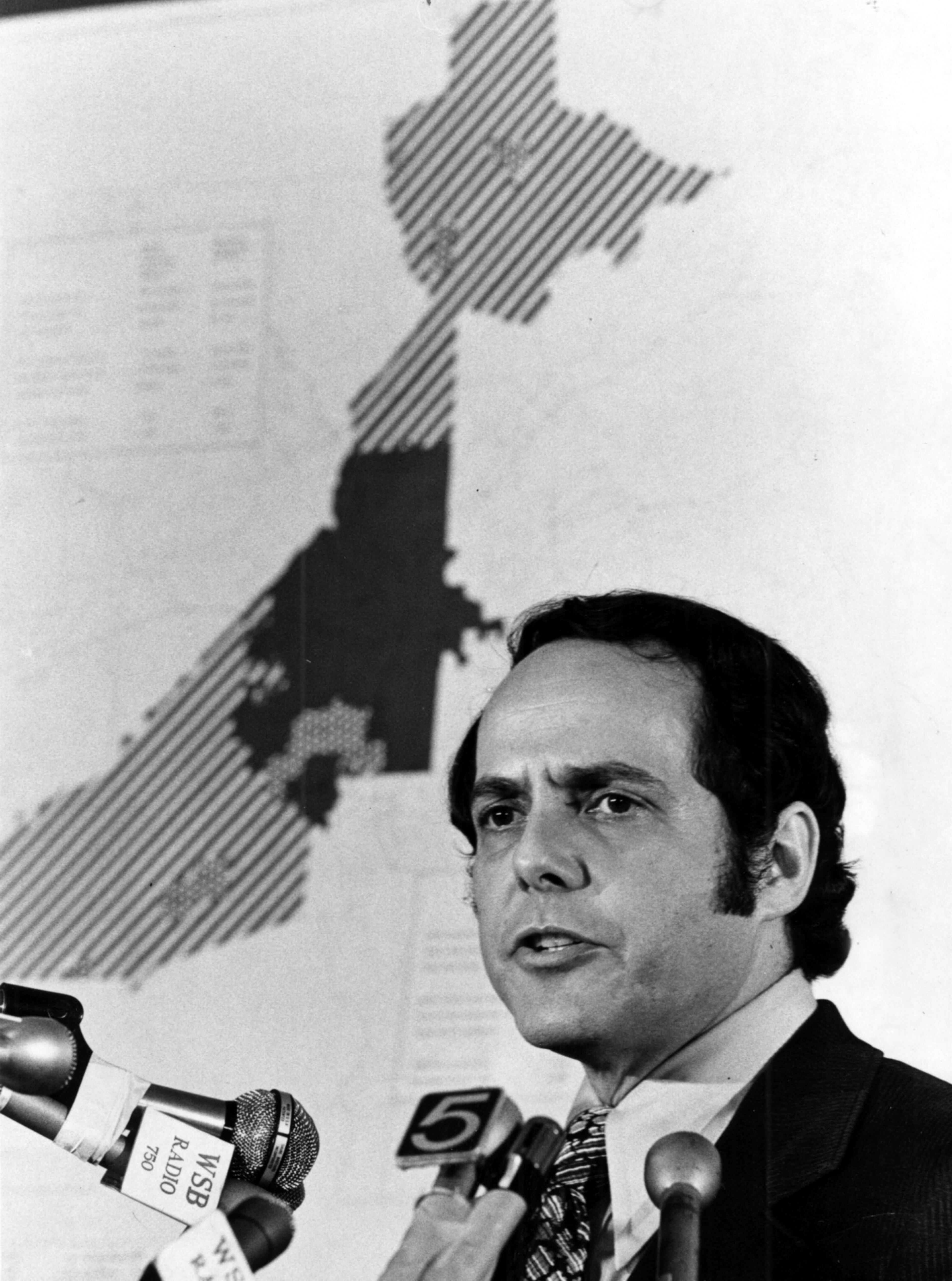 On Dec. 27, 1971, Atlanta mayor Sam Massell explains his two-cities proposal to downtown Rotary Club. (Staff photo-Noel Davis)