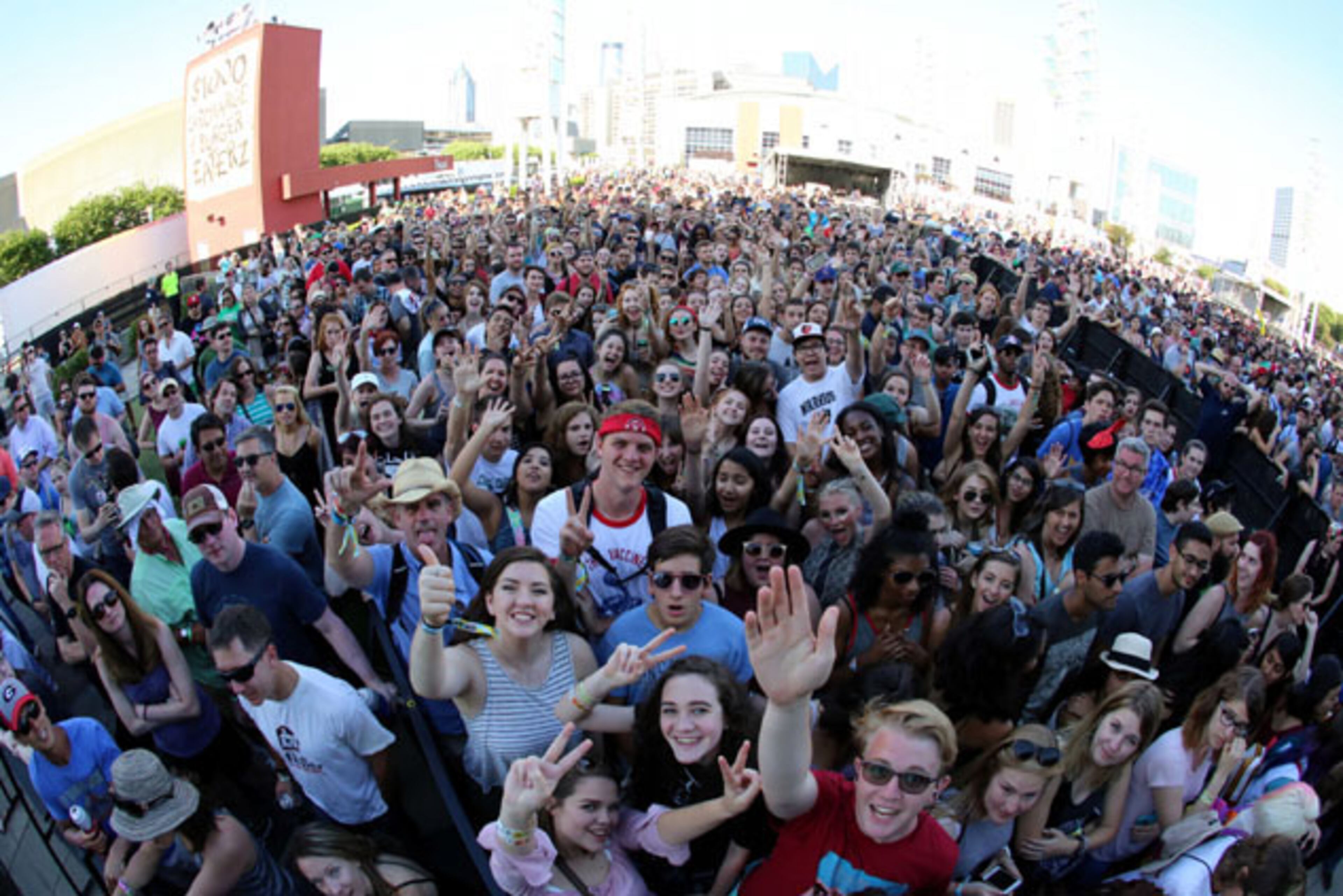 The fourth annual Shaky Knees Music Fest took over Centennial Olympic Park for three days of music offerings on four stages. Day Two was another beautiful day; Saturday, May 14, 2016, featured My Morning Jacket, Walk the Moon, The Decemberists, Huey Lewis & the News, Foals, The Dear Hunter and many more artists. Robb Cohen Photography & Video /www.RobbsPhotos.com
