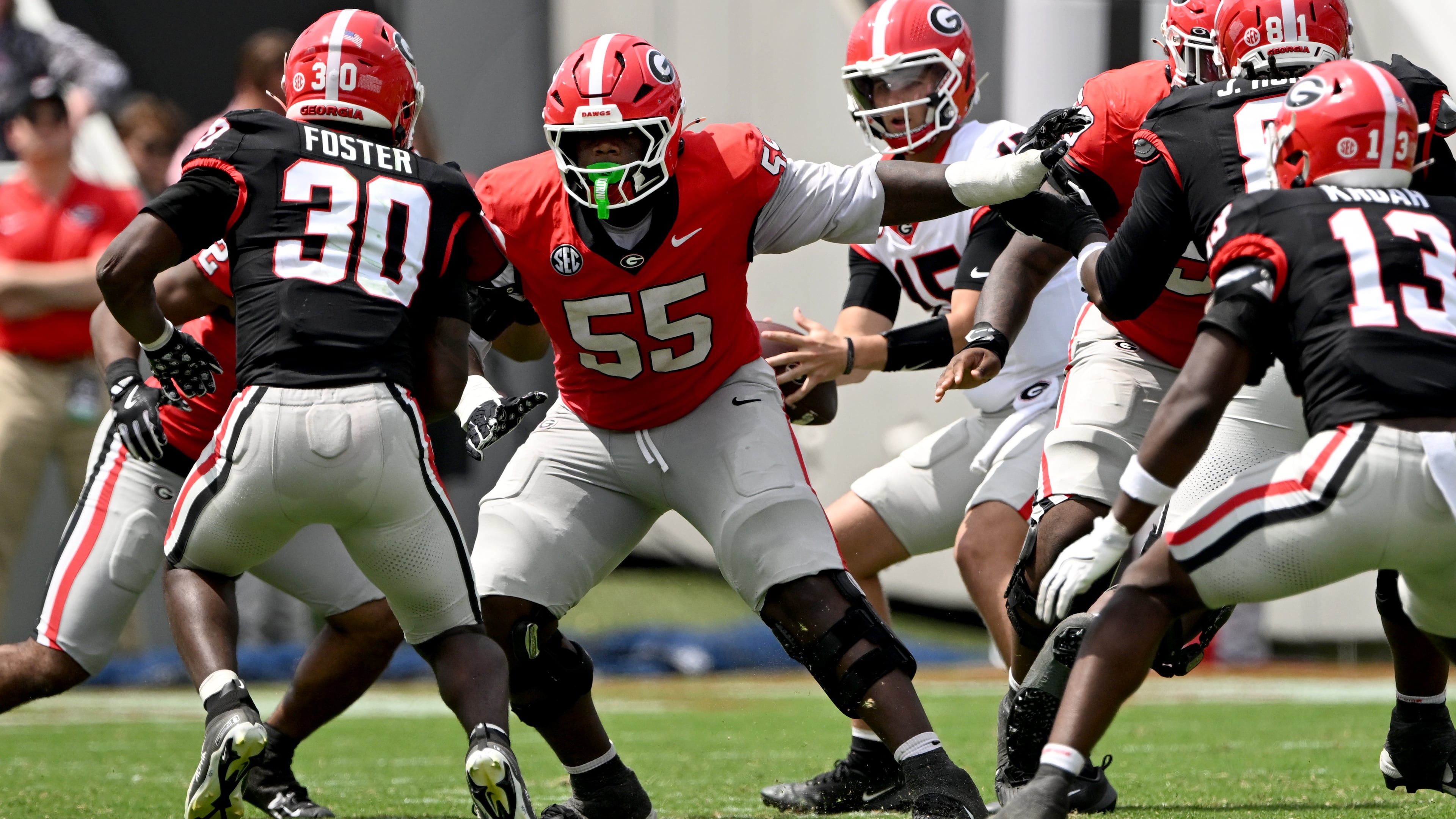 Georgia offensive lineman Zykie Helton blocks as quarterback Ryan Montgomery prepares to make a pass during G-Day on April 18, 2026. (Hyosub Shin/AJC)