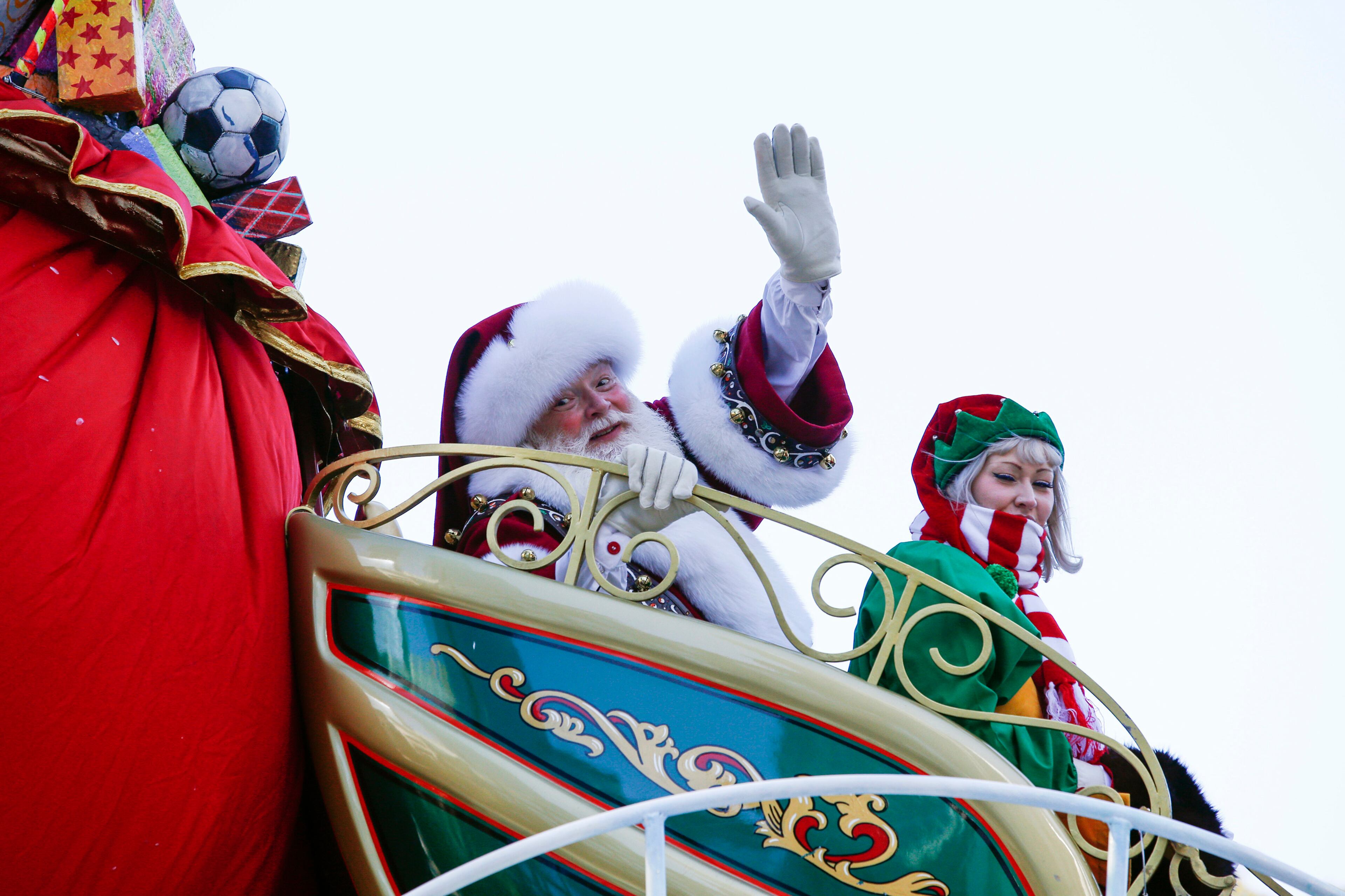 Santa Claus waves to the crowd during the 92nd annual Macy's Thanksgiving Day Parade in New York, Thursday, Nov. 22, 2018. (AP Photo/Eduardo Munoz Alvarez)