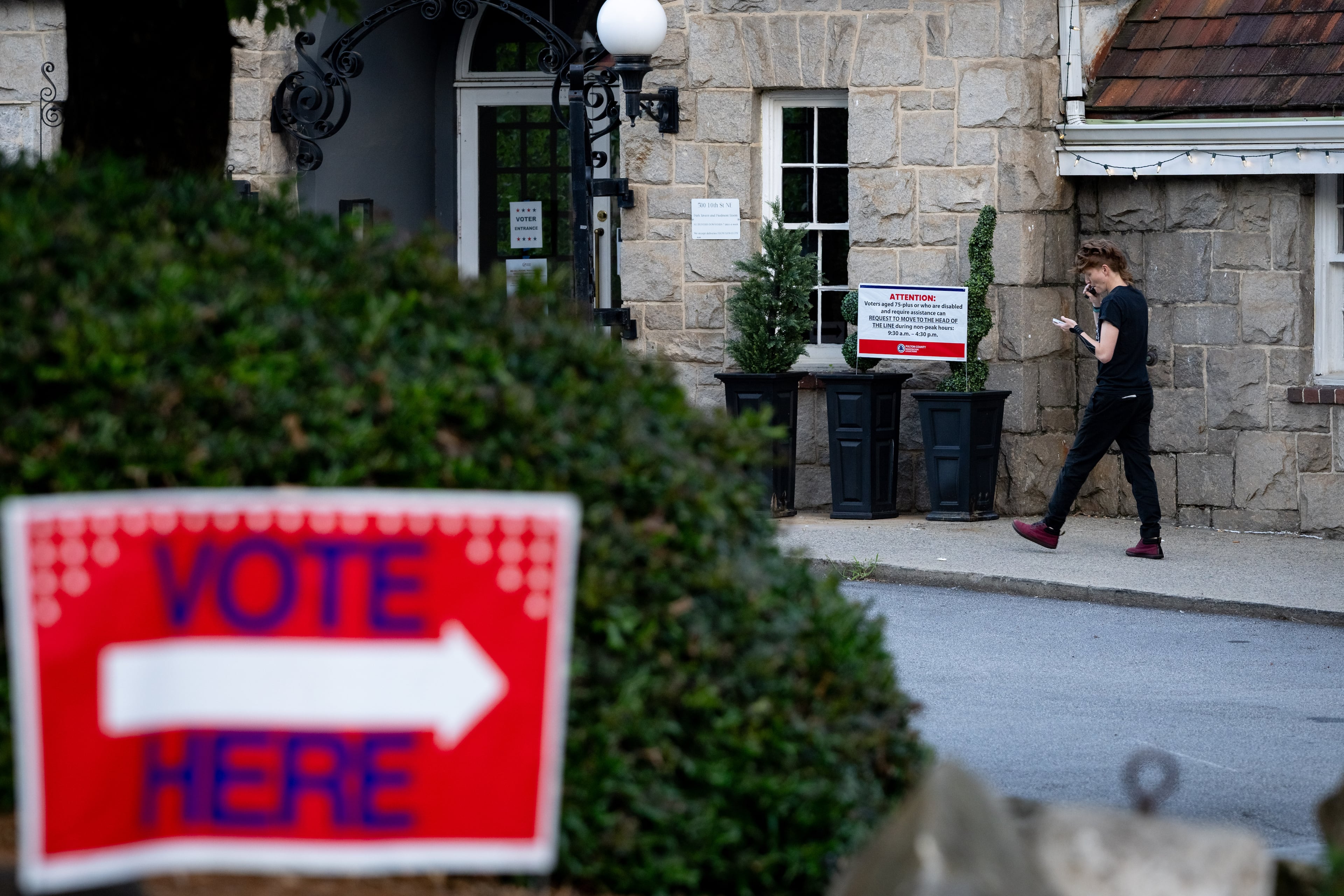 A woman walks into Atlanta's Park Tavern voting precinct to vote in the Public Service Commission runoff election on Tuesday, July 15, 2025 (Ben Hendren for the AJC)