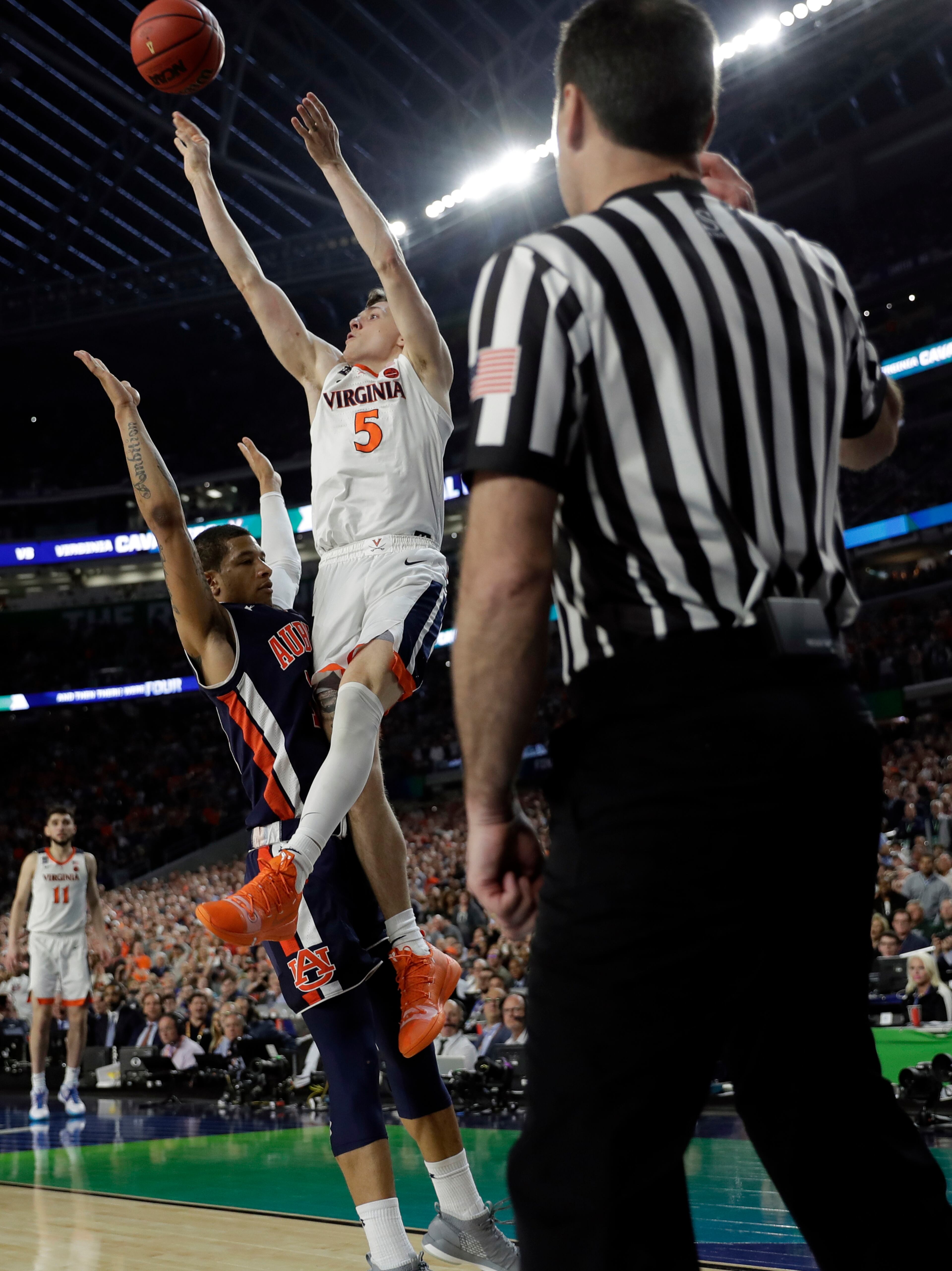 With his team down by two points, Kyle Guy of Virginia attempted a three-pointer as time expired. A foul was called on Auburn's Samir Doughty. Guy made all three free throws and the Cavs advanced to the national championship game. (AP Photo/David J. Phillip)