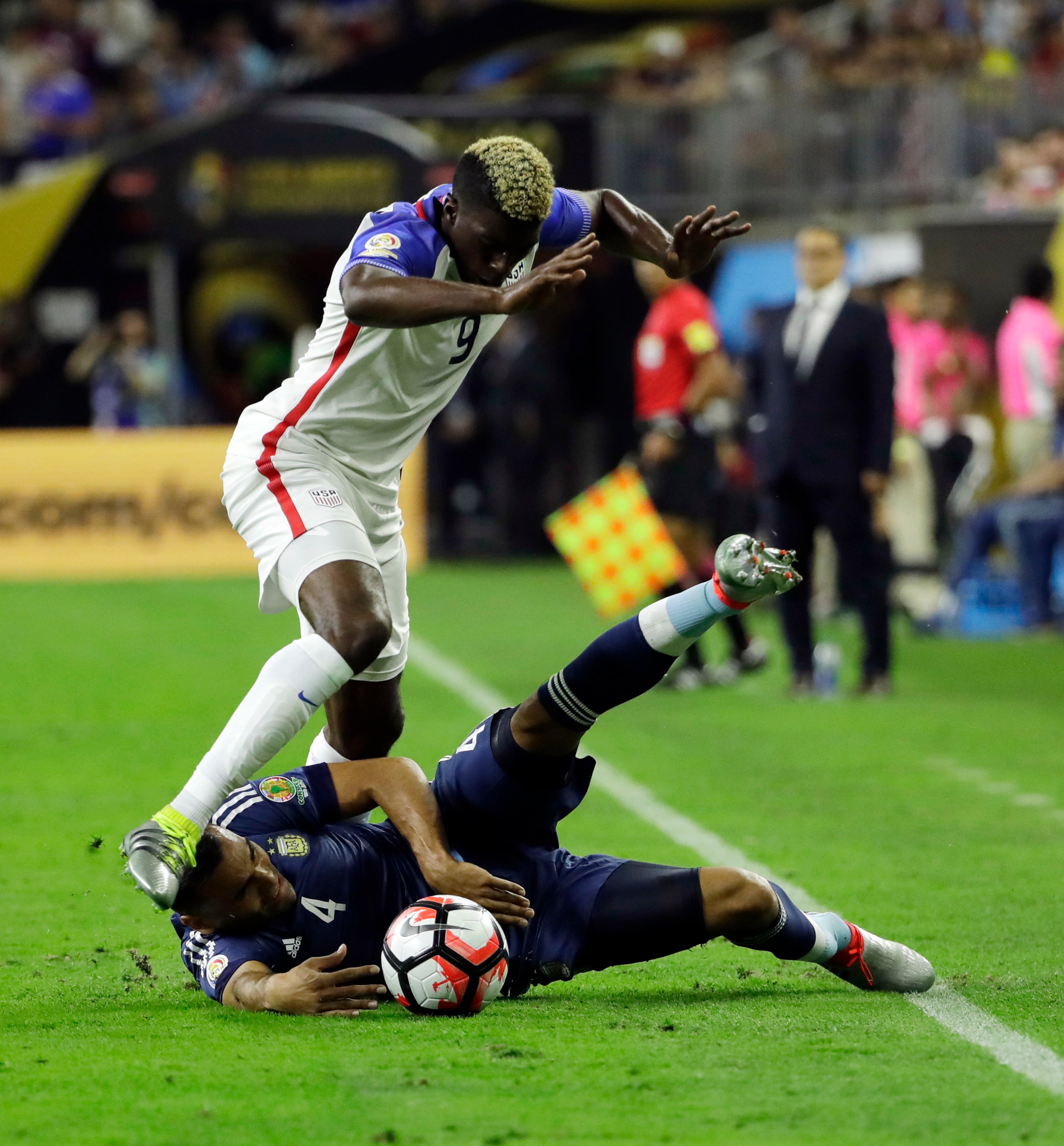 United States's Gyasi Zerdes (9) and Argentina's Gabriel Mercado (4) battle during a Copa America Centenario semifinal soccer match Tuesday, June 21, 2016, in Houston. (AP Photo/David J. Phillip)