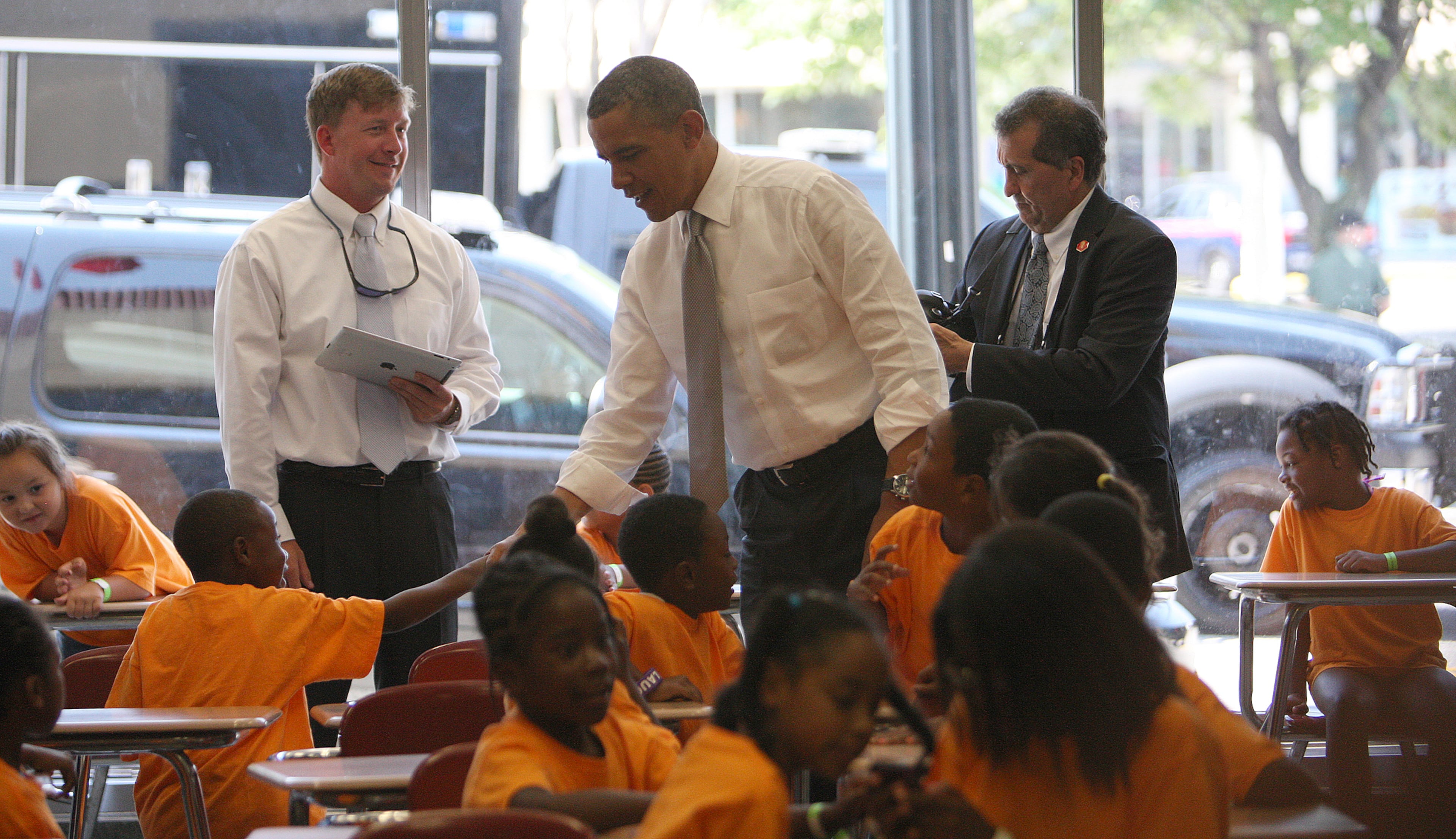June 25, 2012-Atlanta-President Obama makes a stop at Varsity for hot dog and greeted a few students before heading to campaign event downtown Tuesday. VINO WONG / VWONG@AJC.COM