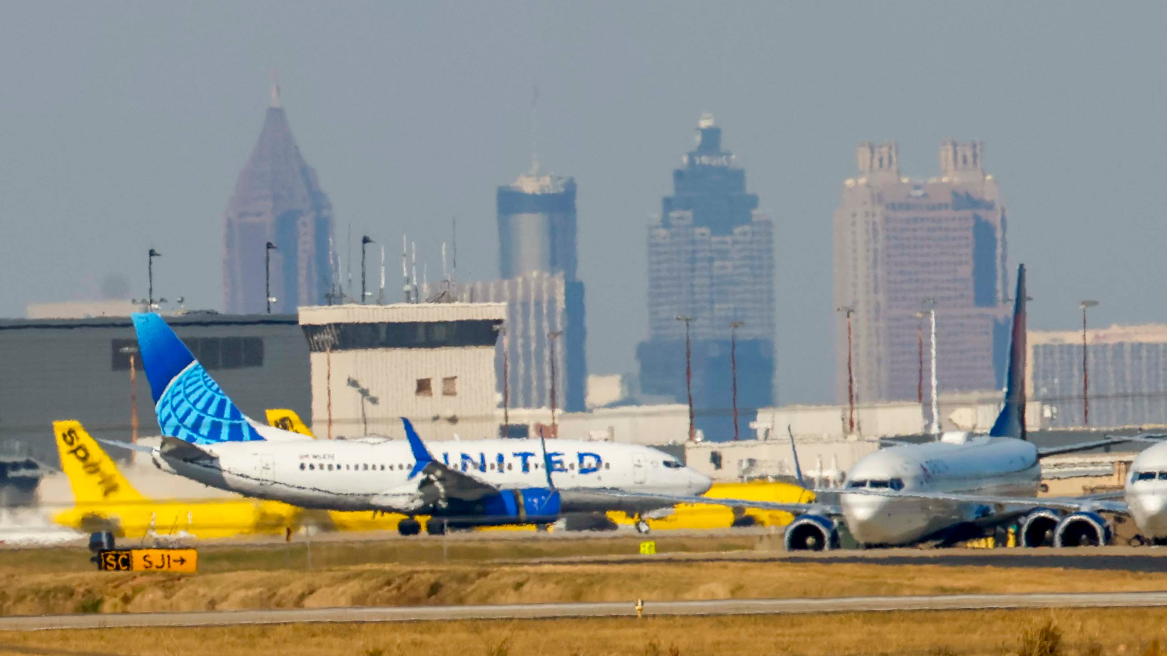 United Airlines has jumped into the fray by offering an elite status match to Delta customers who want to try Starlink Wi-Fi, which has become an industry standard as more airlines sign on. (Miguel Martinez/AJC 2025)
